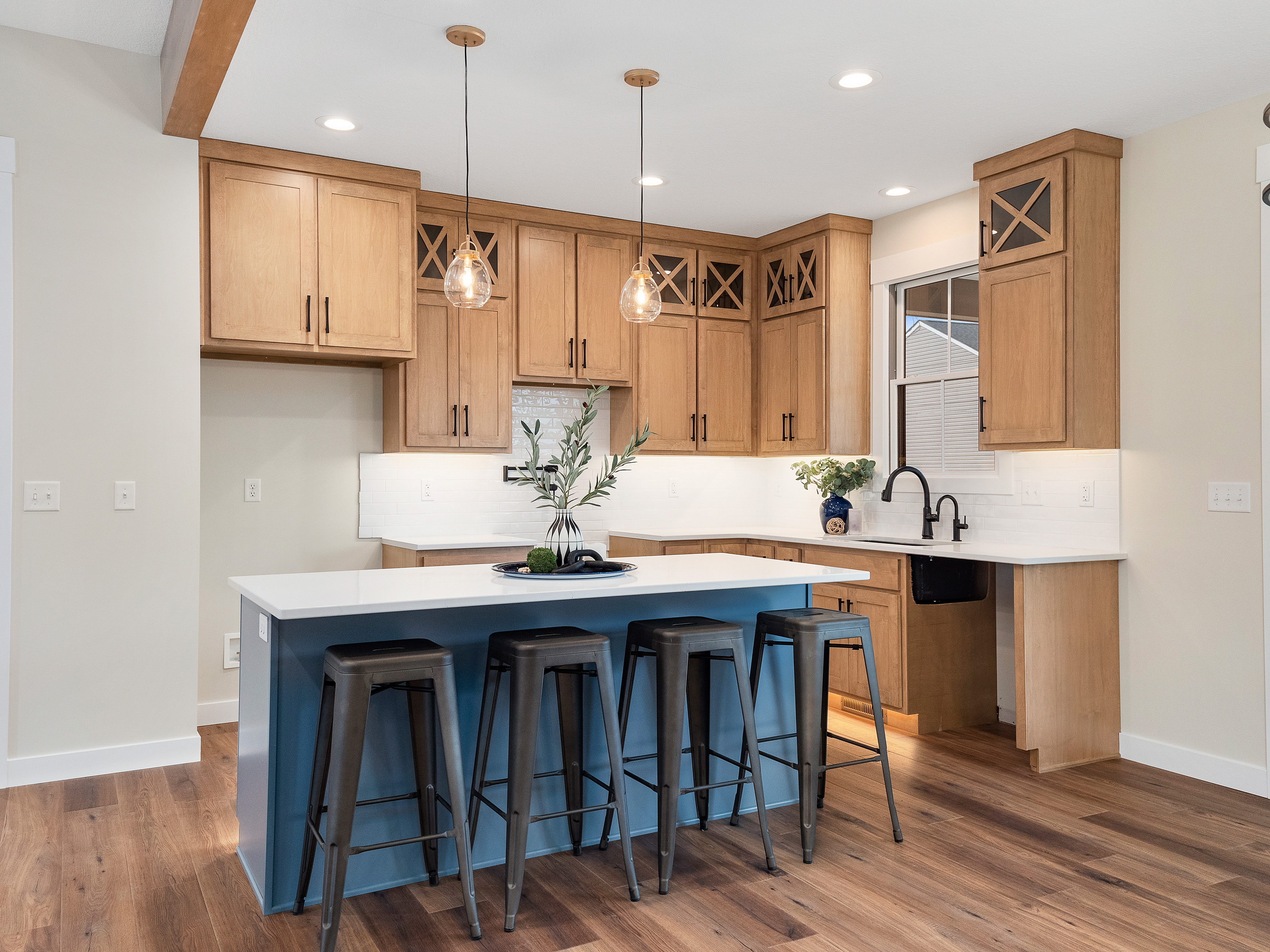 Modern Farmhouse w/ High-End Finishes - 物件實景