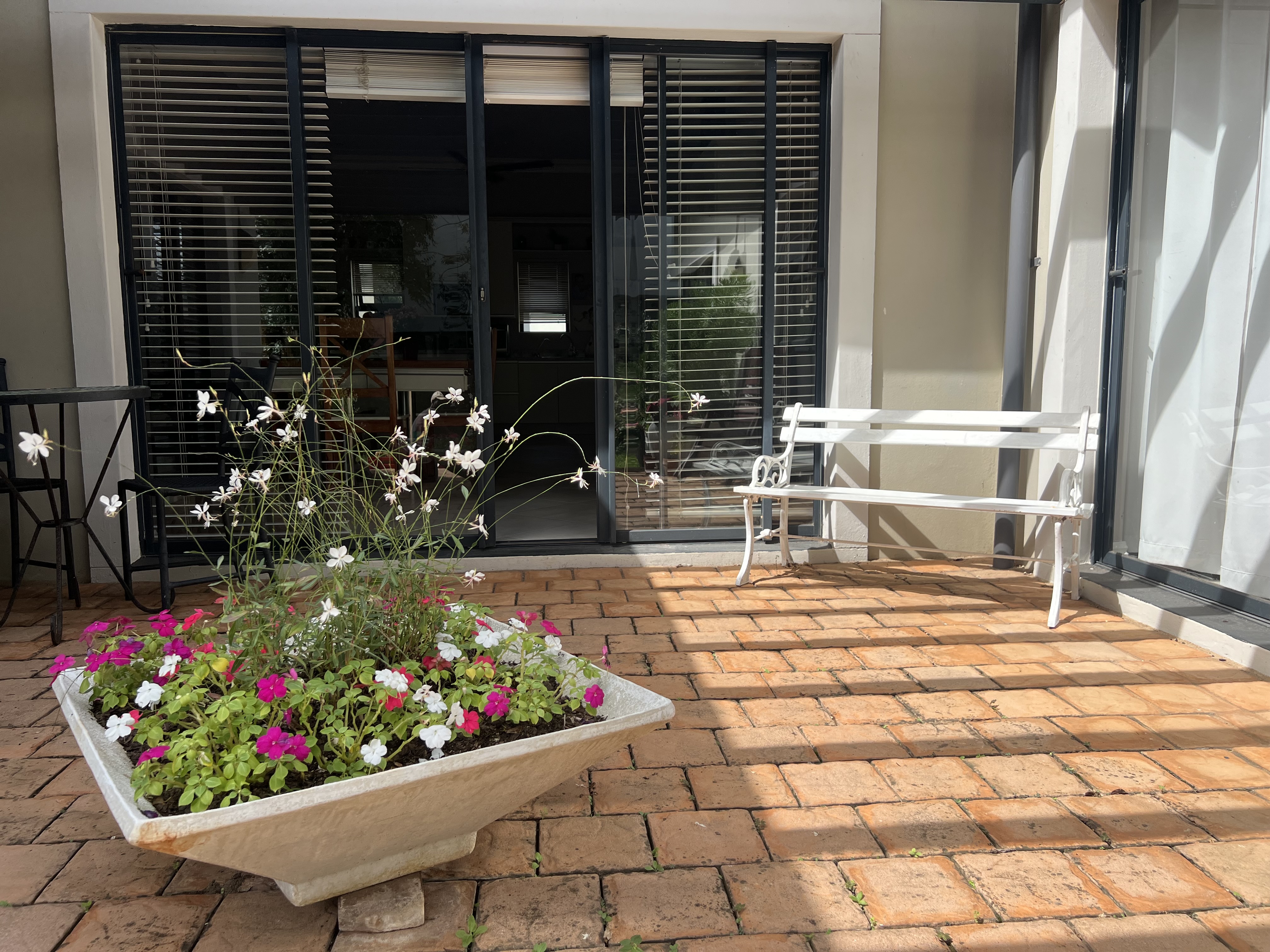  Meticulously maintained home with thoughtfully curated living spaces - 物件實景