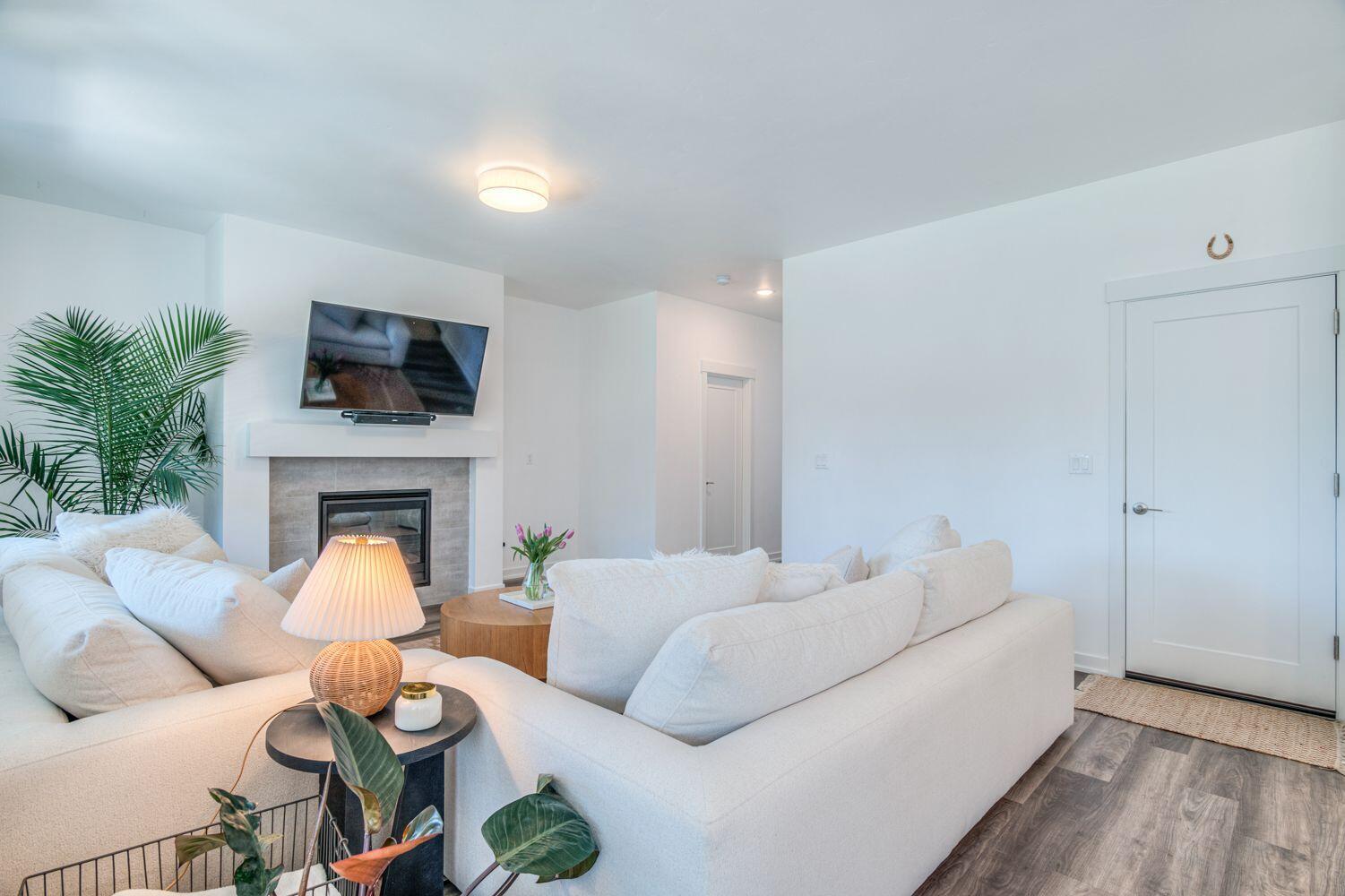 Bend, Oregon, 97702, United States, 3 Bedrooms Bedrooms, ,3 BathroomsBathrooms,Residential,For Sale,1977775