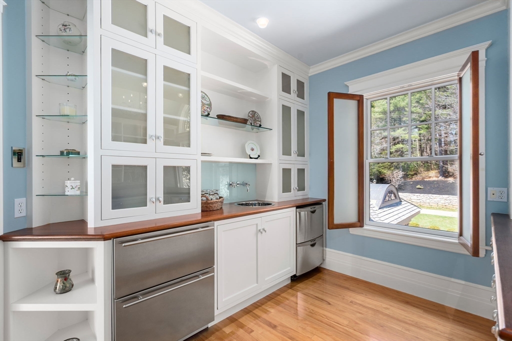 Beverly, Massachusetts, 01915, United States, 5 Bedrooms Bedrooms, ,8 BathroomsBathrooms,Residential,For Sale,1784465