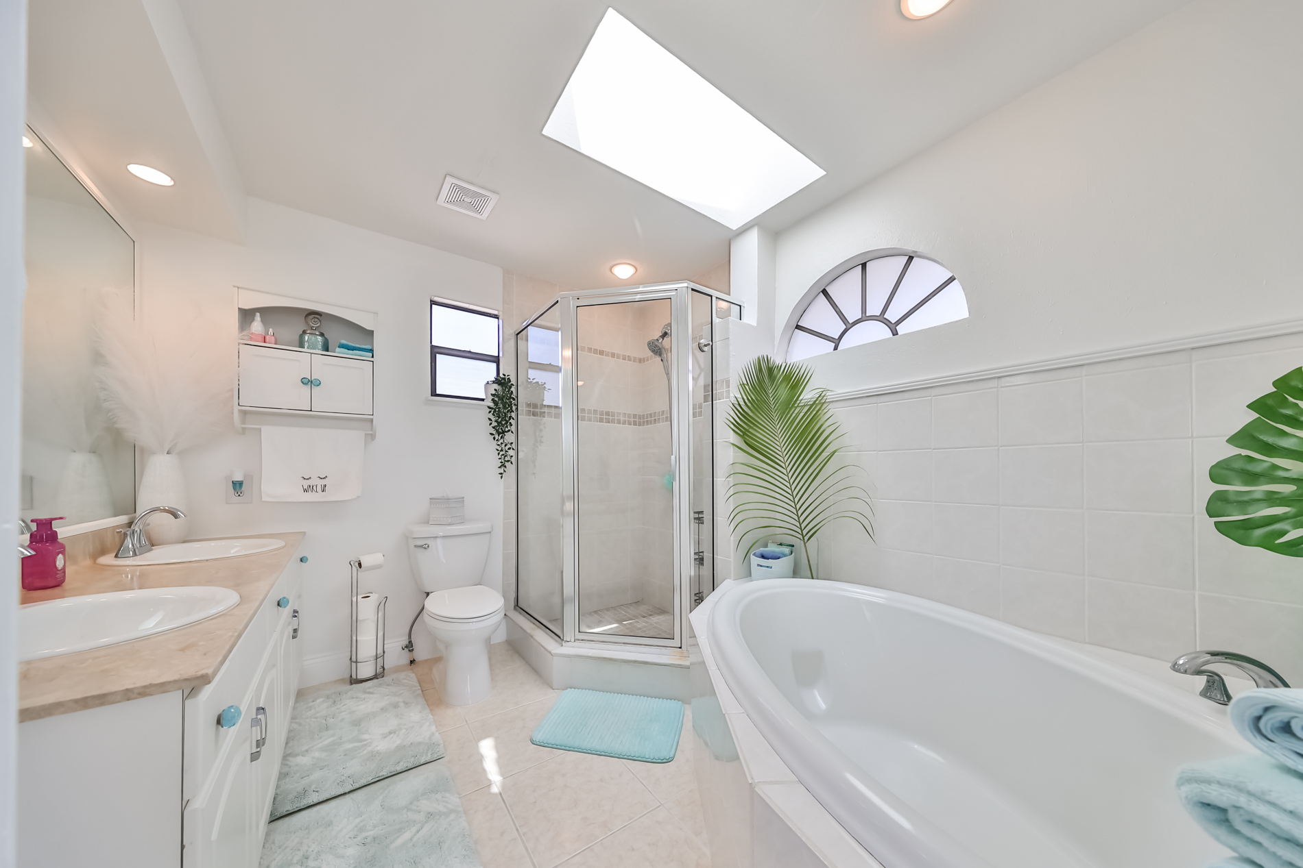 Madeira Beach, Florida, 33708, United States, 2 Bedrooms Bedrooms, ,2 BathroomsBathrooms,Residential,For Sale,1977709