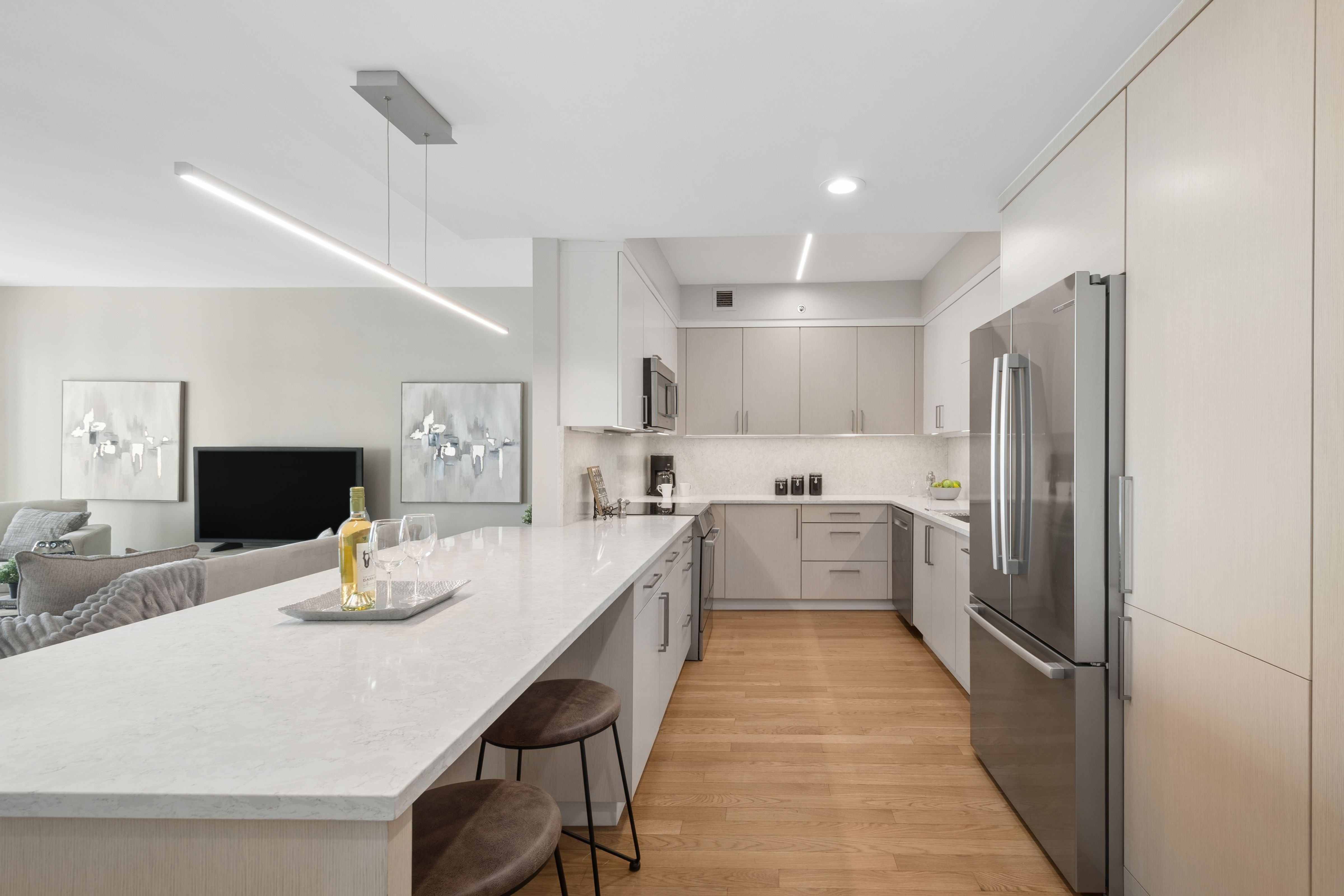  Spacious Living Room and Dining Area Overlook the Park, Lakefront and The Bean - 物件實景