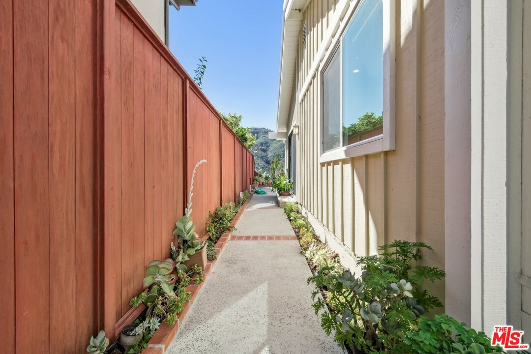 Pacific Palisades, California, 90272, United States, 4 Bedrooms Bedrooms, ,3 BathroomsBathrooms,Residential,For Sale,1989608