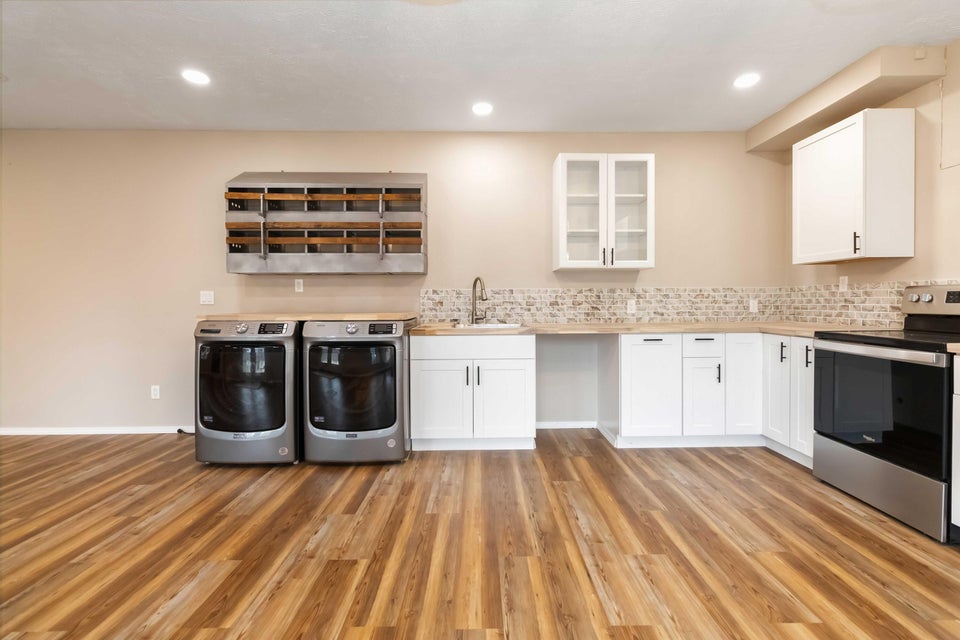 Dunnville, Kentucky, 42528, United States, 6 Bedrooms Bedrooms, ,5 BathroomsBathrooms,Residential,For Sale,1998018