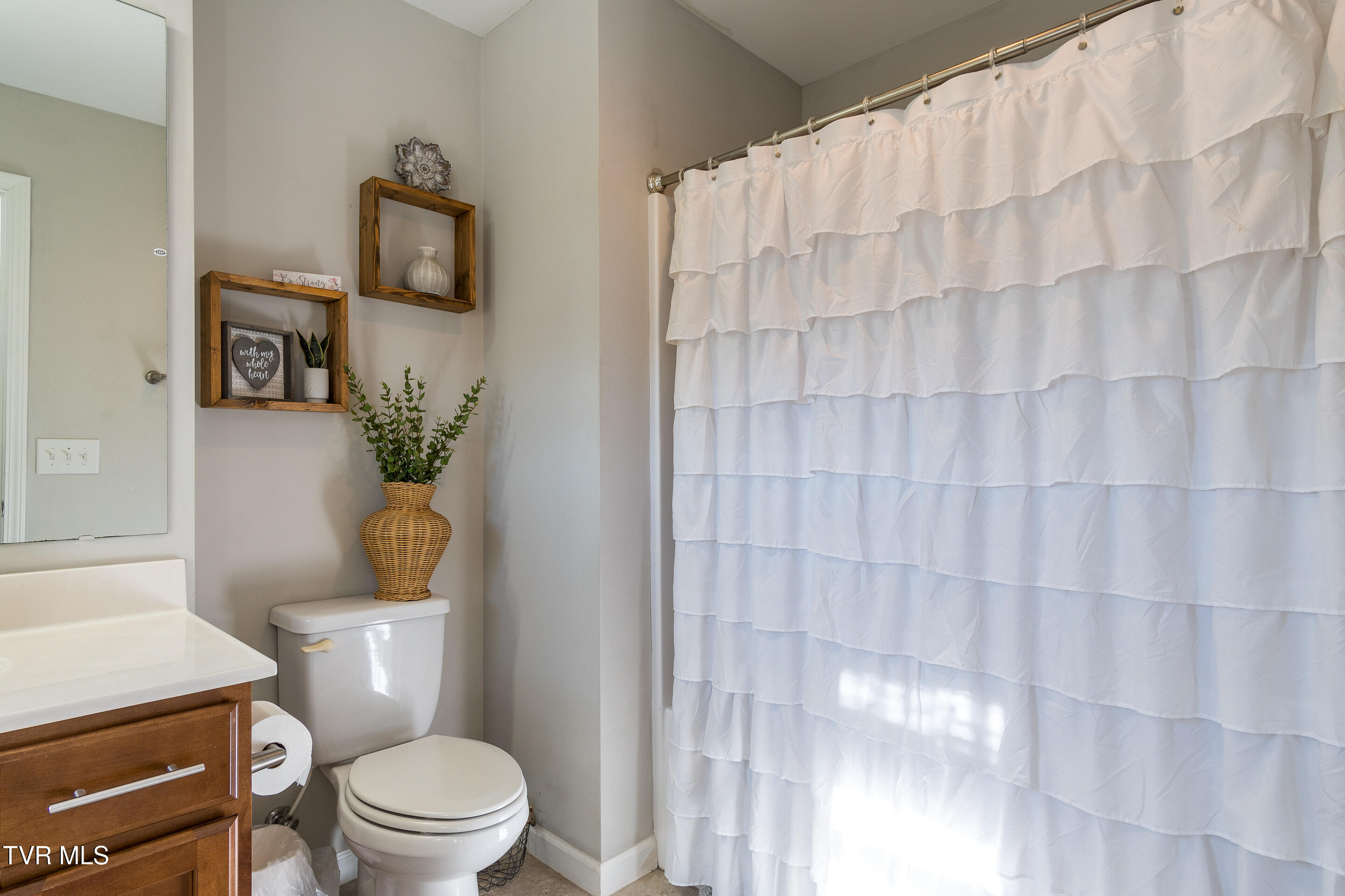 Piney Flats, Tennessee, 37686, United States, 4 Bedrooms Bedrooms, ,4 BathroomsBathrooms,Residential,For Sale,2005173