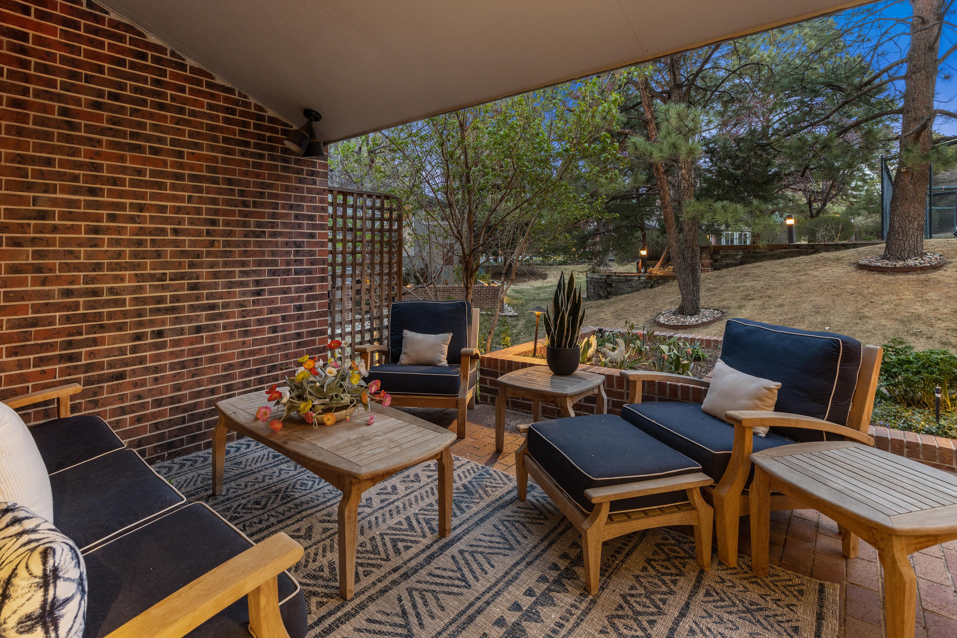  A Rare Offering: Five Bedrooms & Four Bathrooms Thoughtfully Designed Townhome - 物件實景