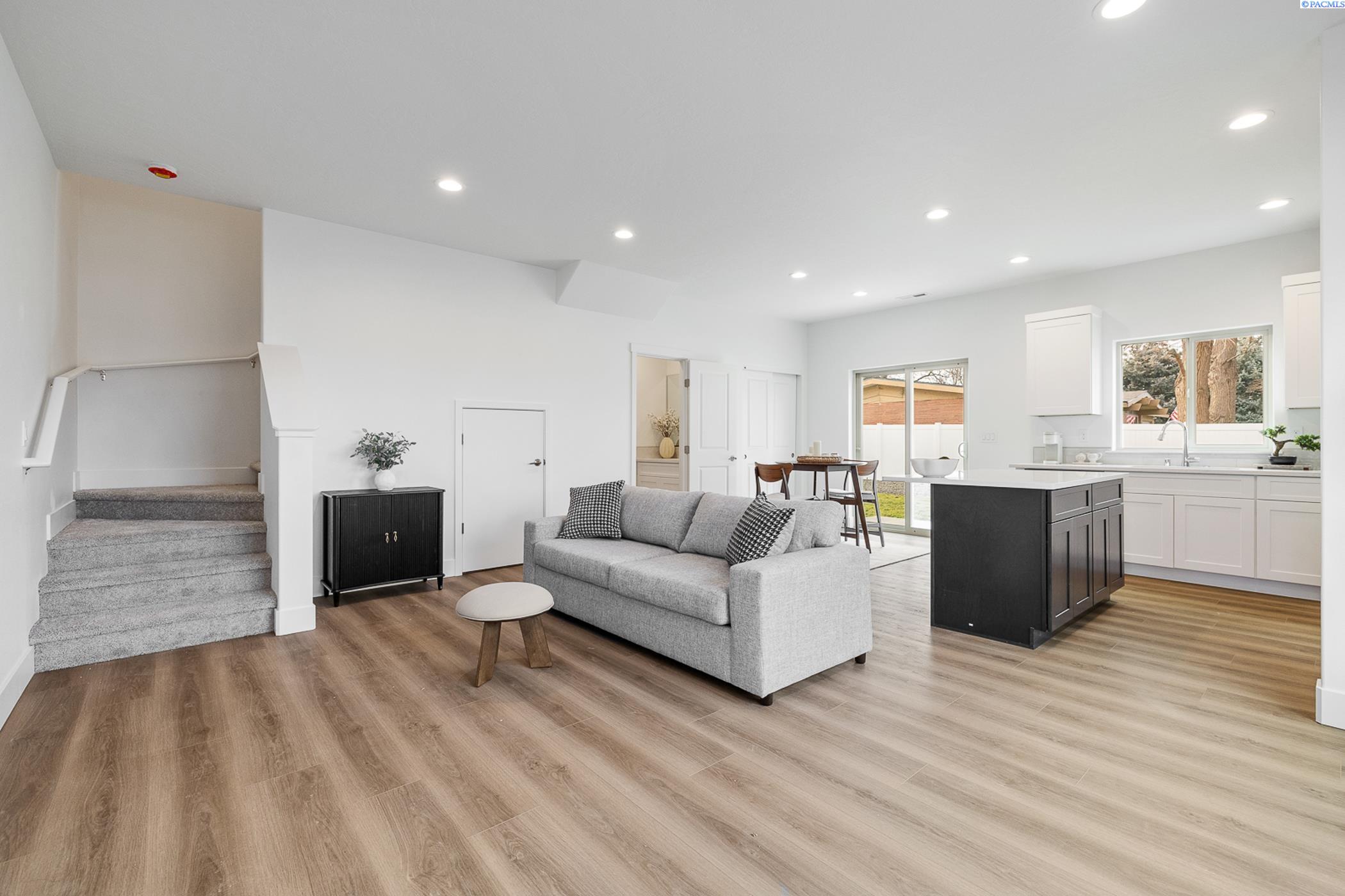 Kennewick, Washington, 99337, United States, 7 Bedrooms Bedrooms, ,Residential,For Sale,1949661