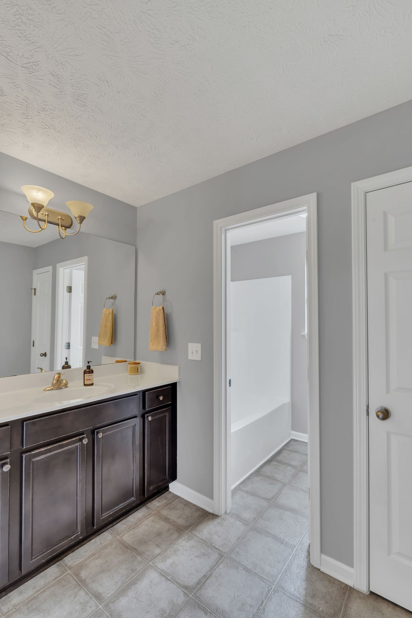 Hendersonville, Tennessee, 37075, United States, 4 Bedrooms Bedrooms, ,3 BathroomsBathrooms,Residential,For Sale,1870626