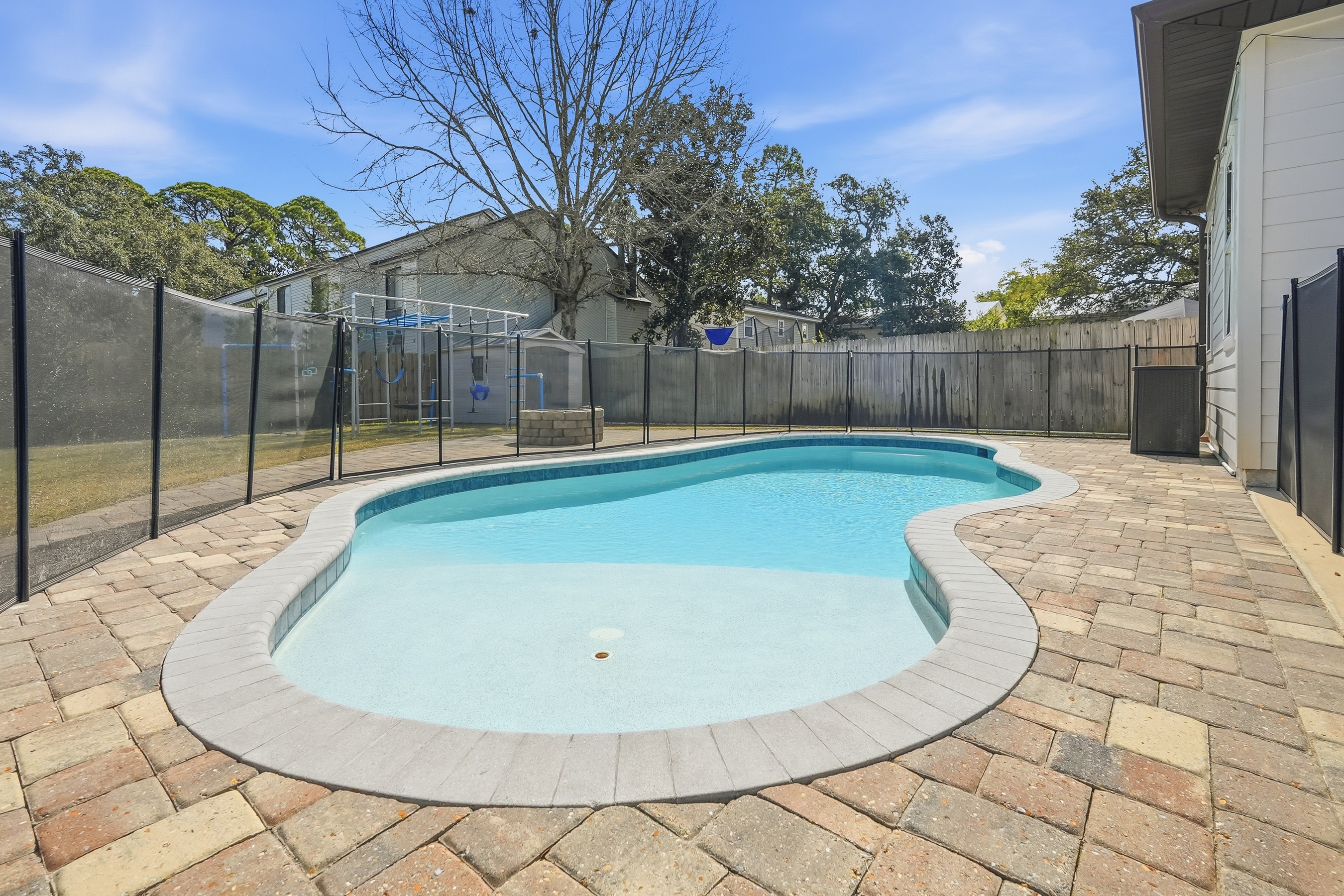  Modern Coastal Pool Home Near Water Access - 物件實景