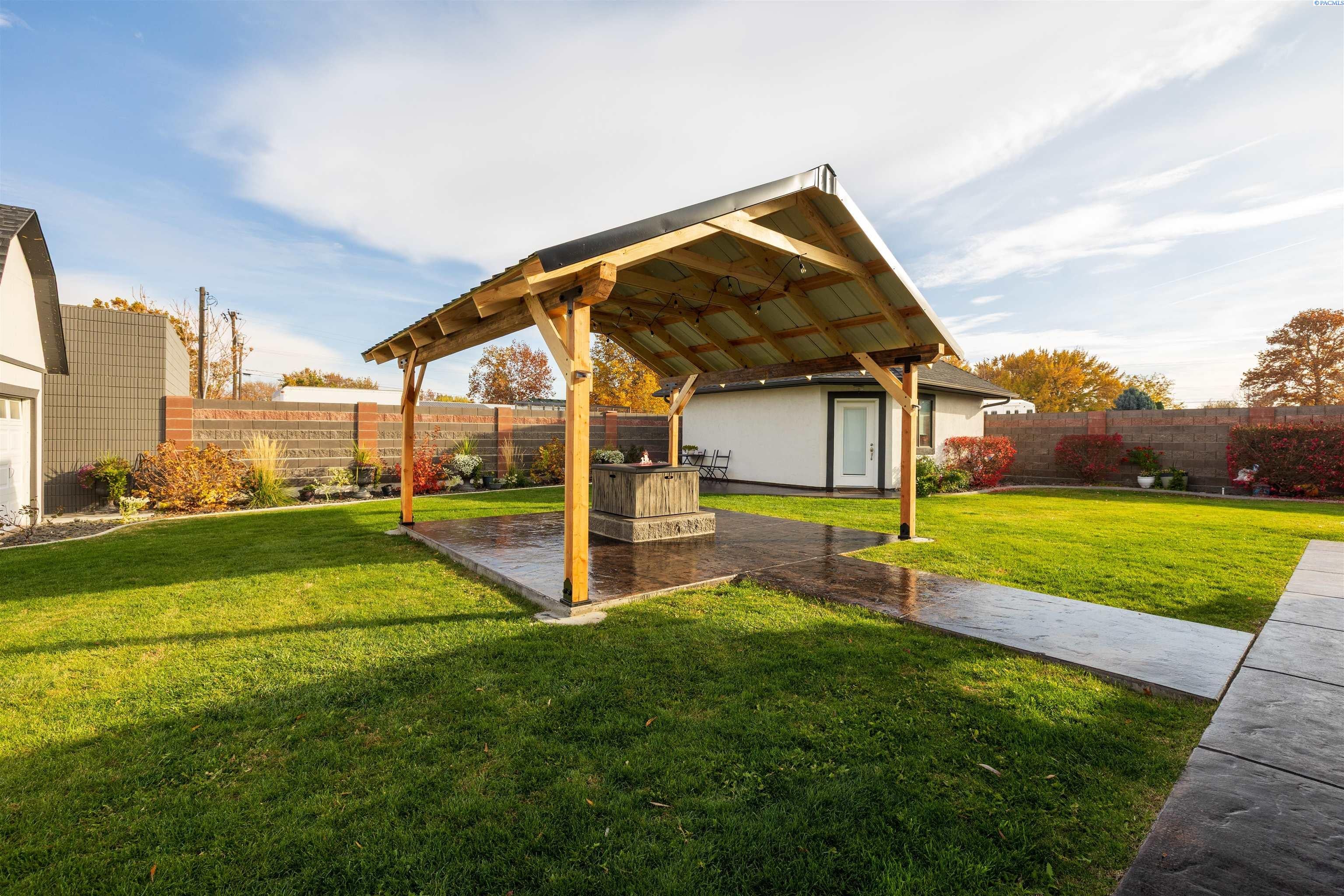 Kennewick, Washington, 99336, United States, 7 Bedrooms Bedrooms, ,7 BathroomsBathrooms,Residential,For Sale,1990805