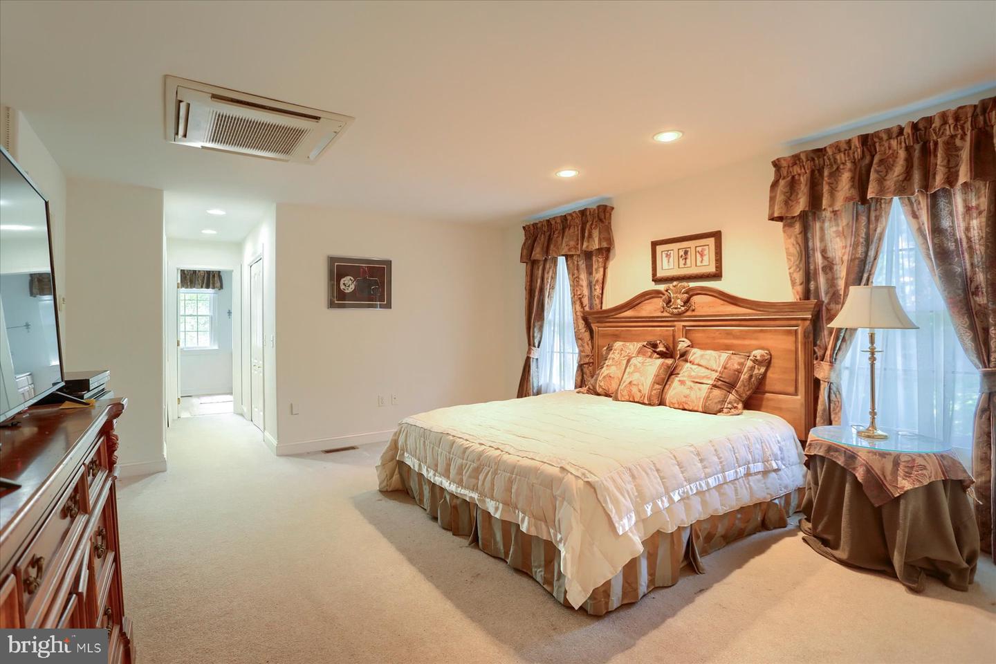 Lemoyne, Pennsylvania, 17043, United States, 5 Bedrooms Bedrooms, ,5 BathroomsBathrooms,Residential,For Sale,1942192