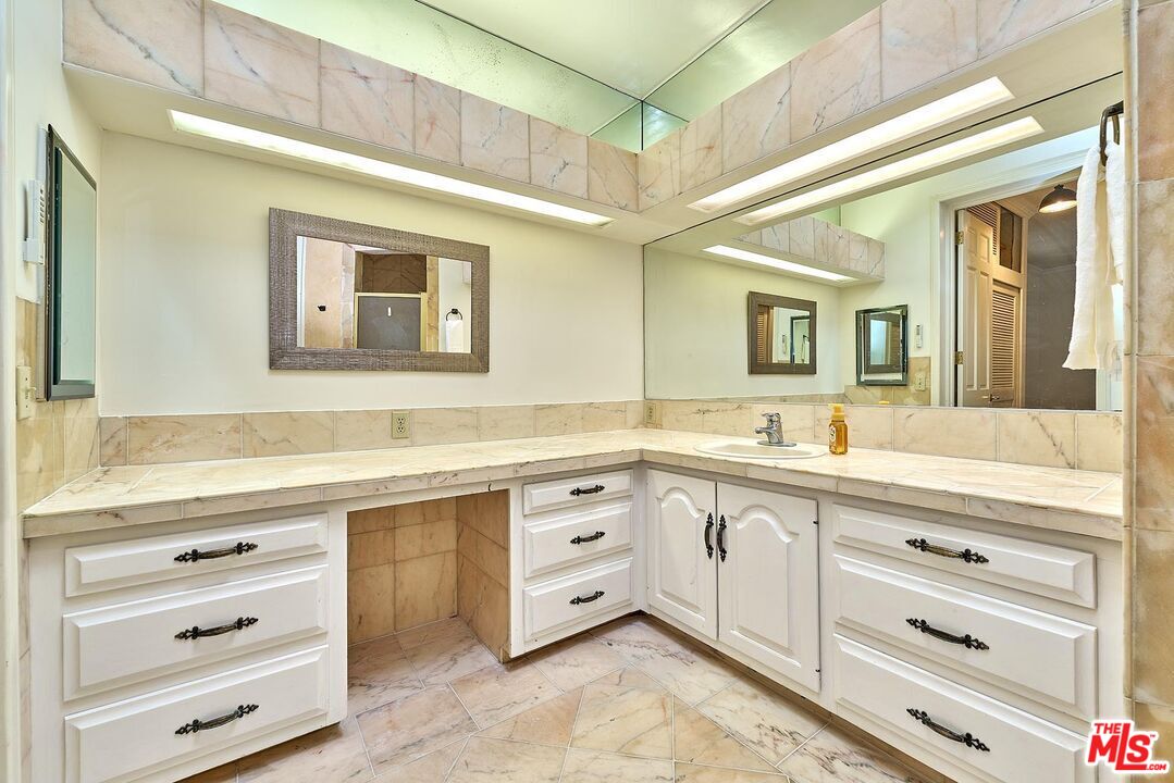 Los Angeles, California, 90004, United States, 4 Bedrooms Bedrooms, ,3 BathroomsBathrooms,Residential,For Sale,1876401