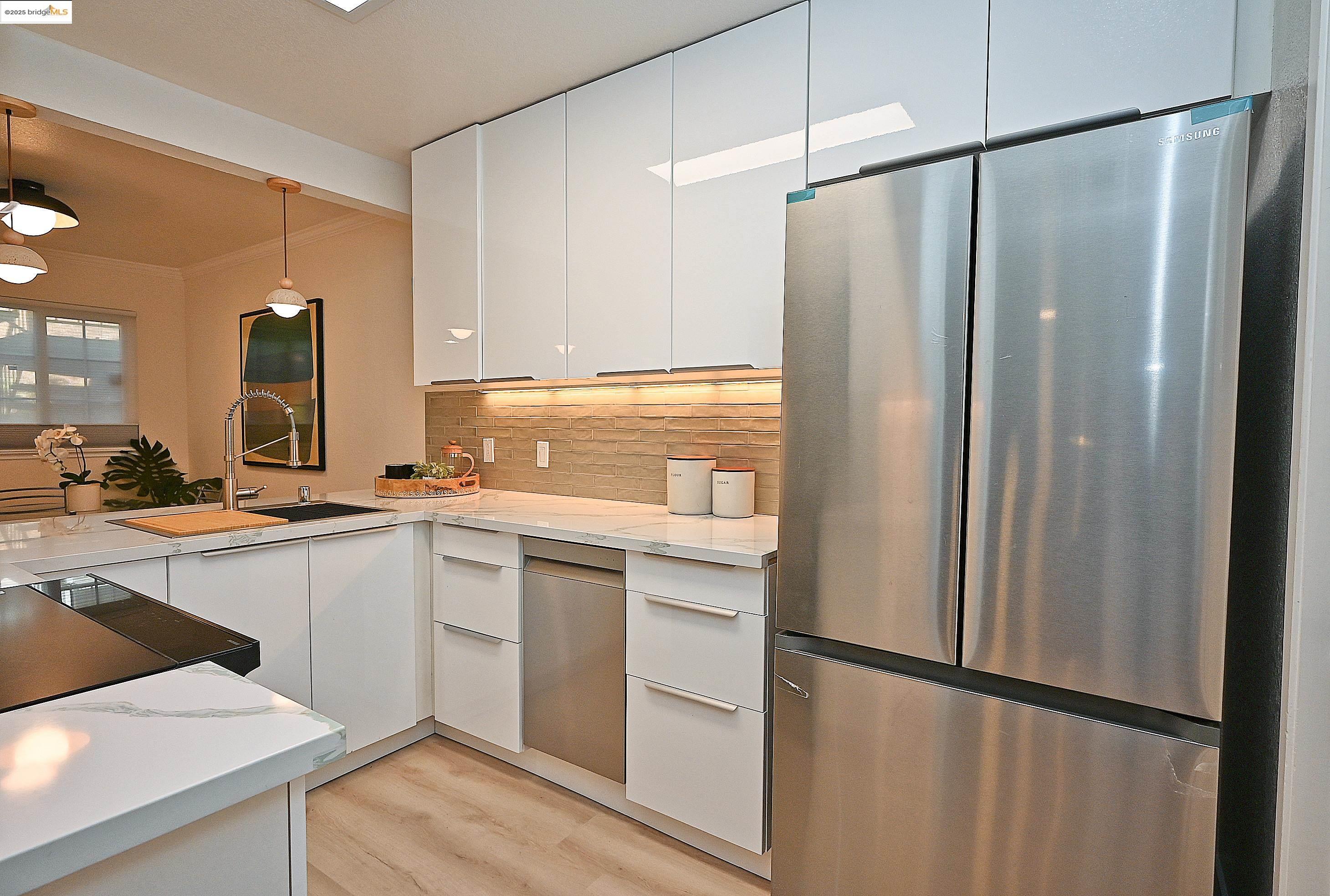 Oakland, California, 94605, United States, 2 Bedrooms Bedrooms, ,2 BathroomsBathrooms,Residential,For Sale,2000810