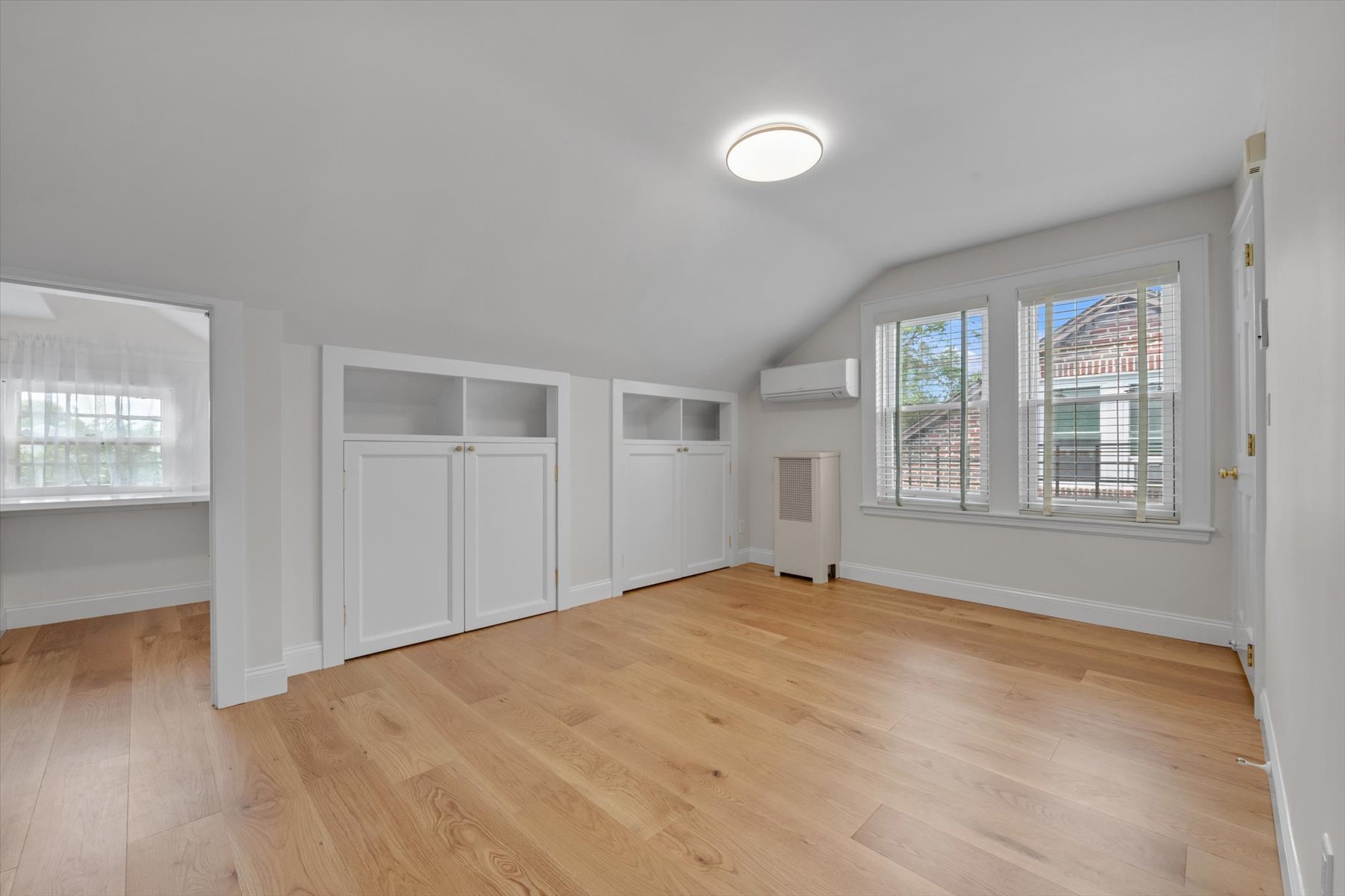  ?REMARKABLY RENOVATED SEMI DETACHED HOME IN FOREST HILLS HILLS? - 物件實景