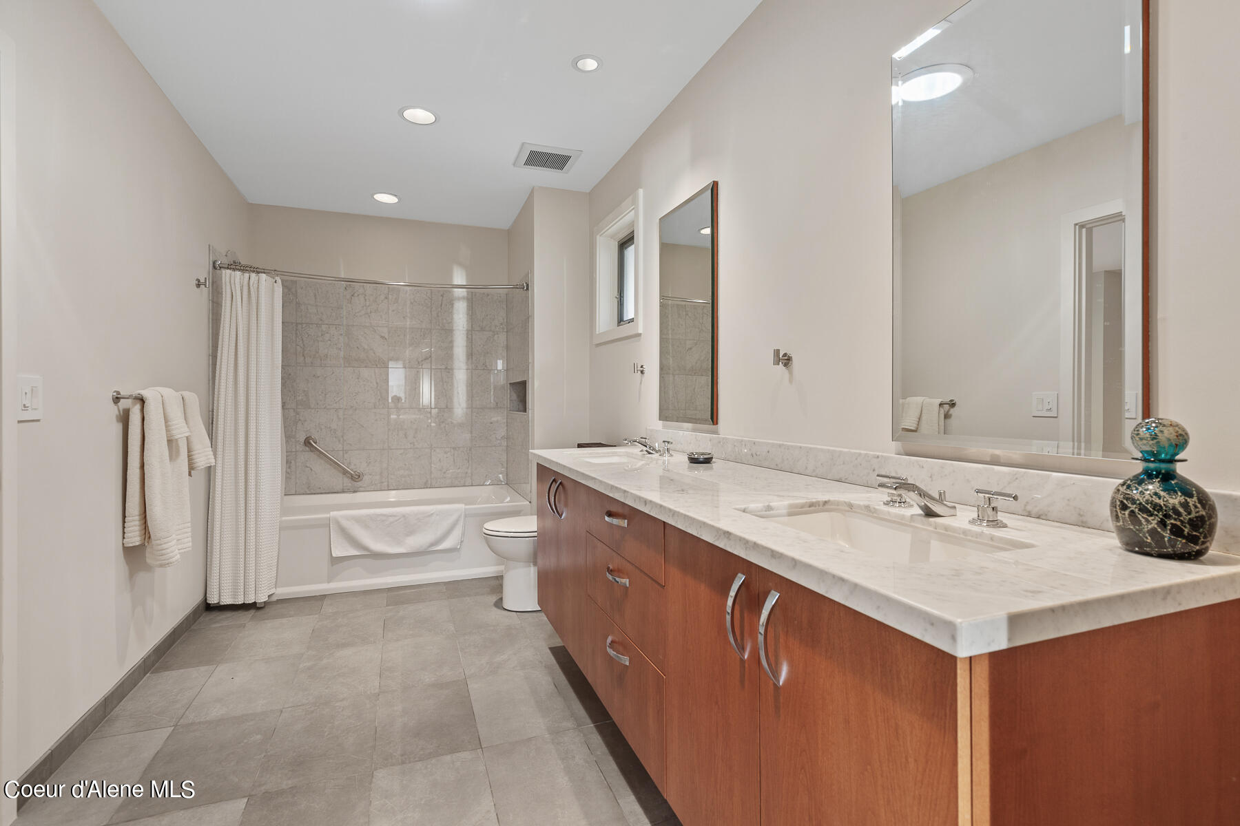 Kellogg, Idaho, 83837, United States, 3 Bedrooms Bedrooms, ,3 BathroomsBathrooms,Residential,For Sale,1915228