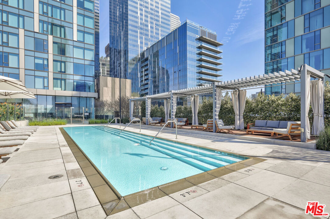 Los Angeles, California, 90017, United States, 1 Bedroom Bedrooms, ,2 BathroomsBathrooms,Residential,For Sale,1987856