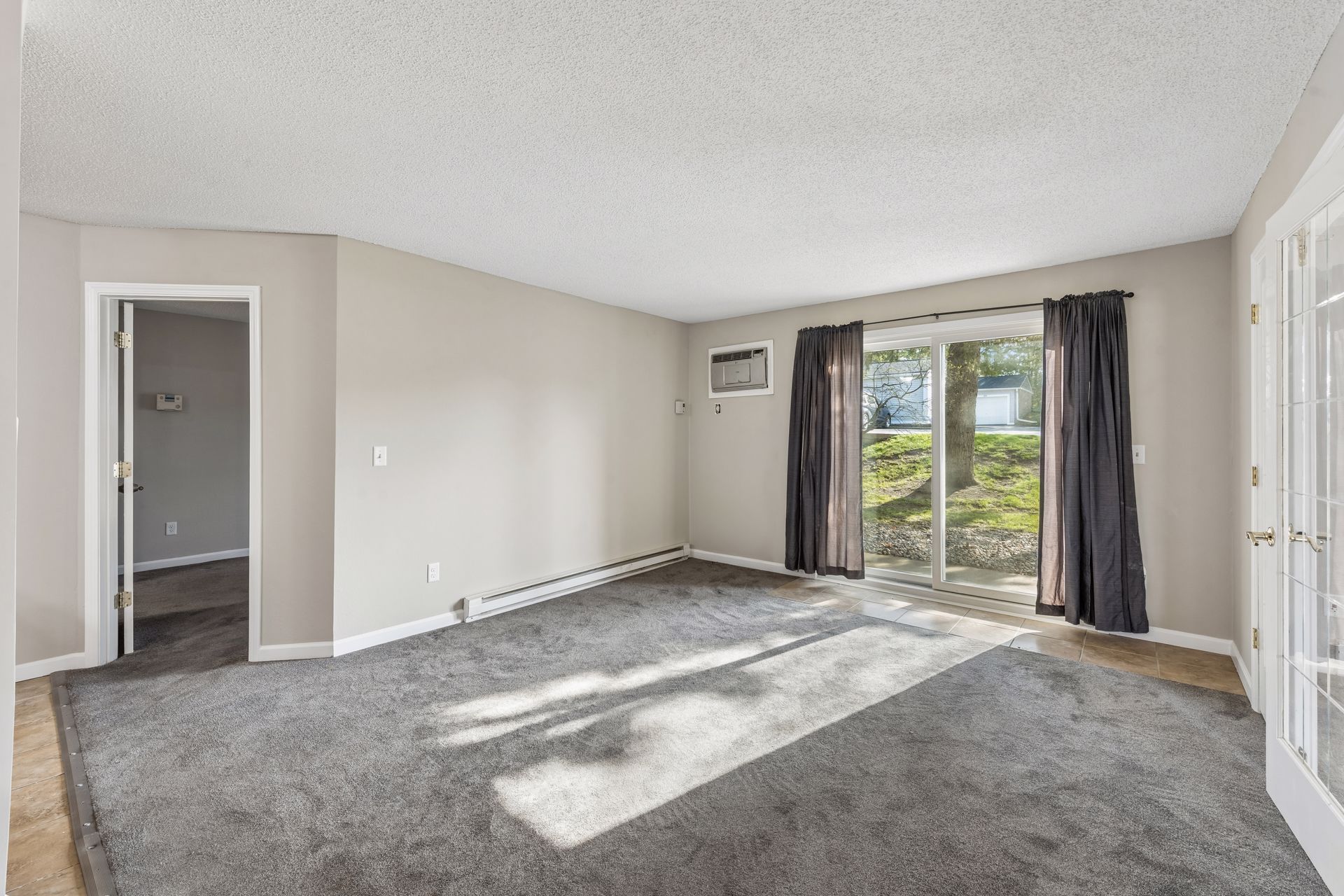  Updated Walkout Condo with Amenities - 物件實景