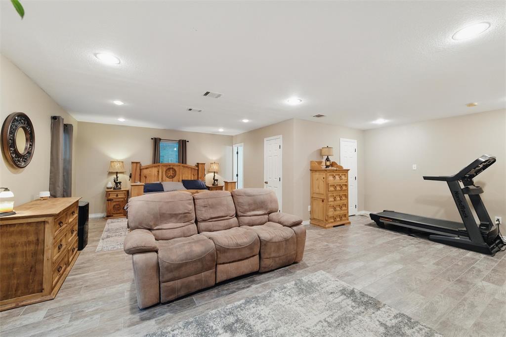 Weatherford, Texas, 76088, United States, 5 Bedrooms Bedrooms, ,4 BathroomsBathrooms,Residential,For Sale,1920303
