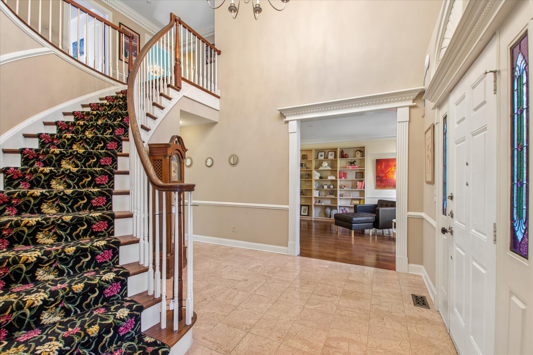  Distinctive Colonial Home Located in Well-Established Neighborhood - 物件實景