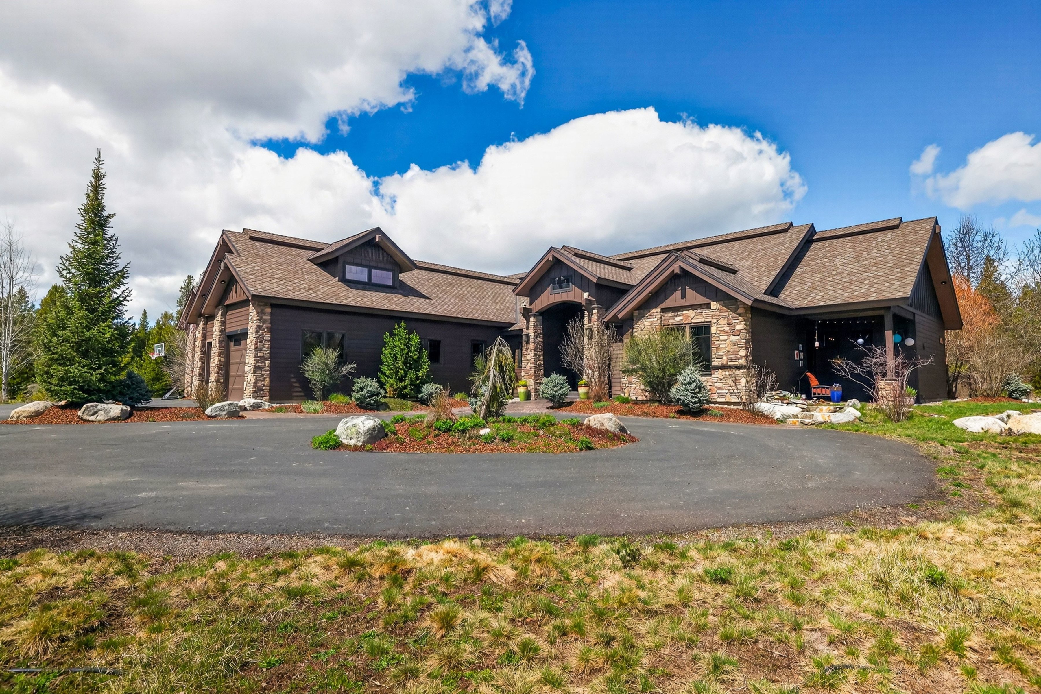  Stunning Home with Payette River Frontage on 2.66 Acres in McCall, Idaho - 物件實景