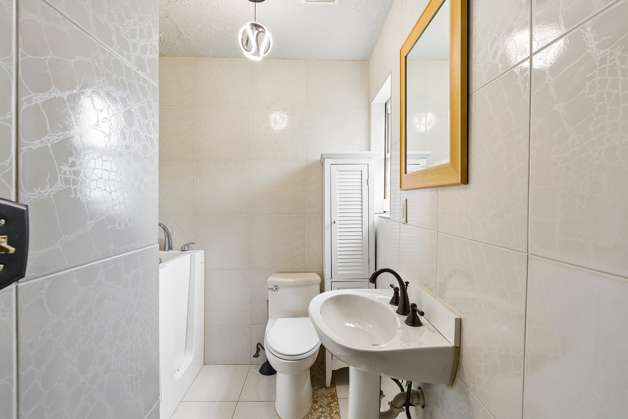  Charming Bungalow Offers Flexible Living Spaces and Impressive 0.6+/- Acre Lot - 物件實景
