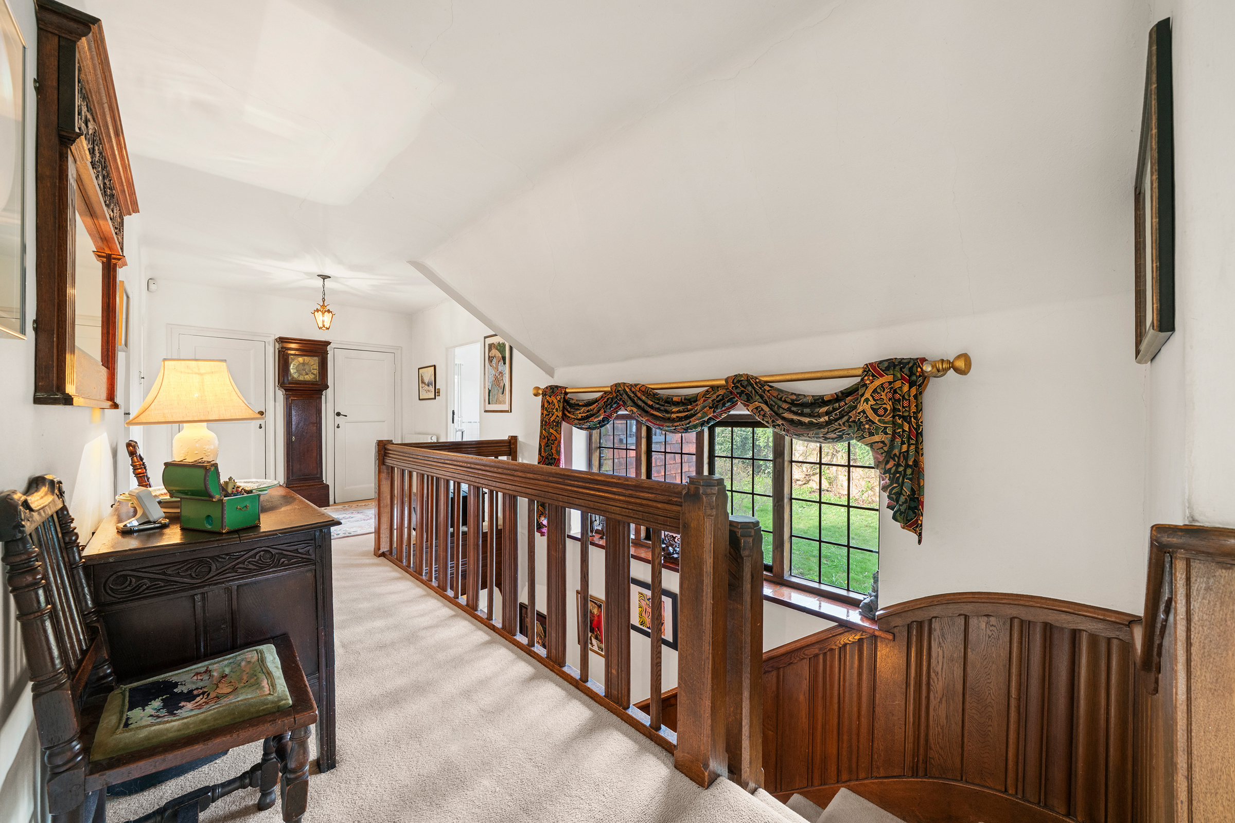  A Handsome House on One of Esher’s Most Coveted Private Roads - 物件實景