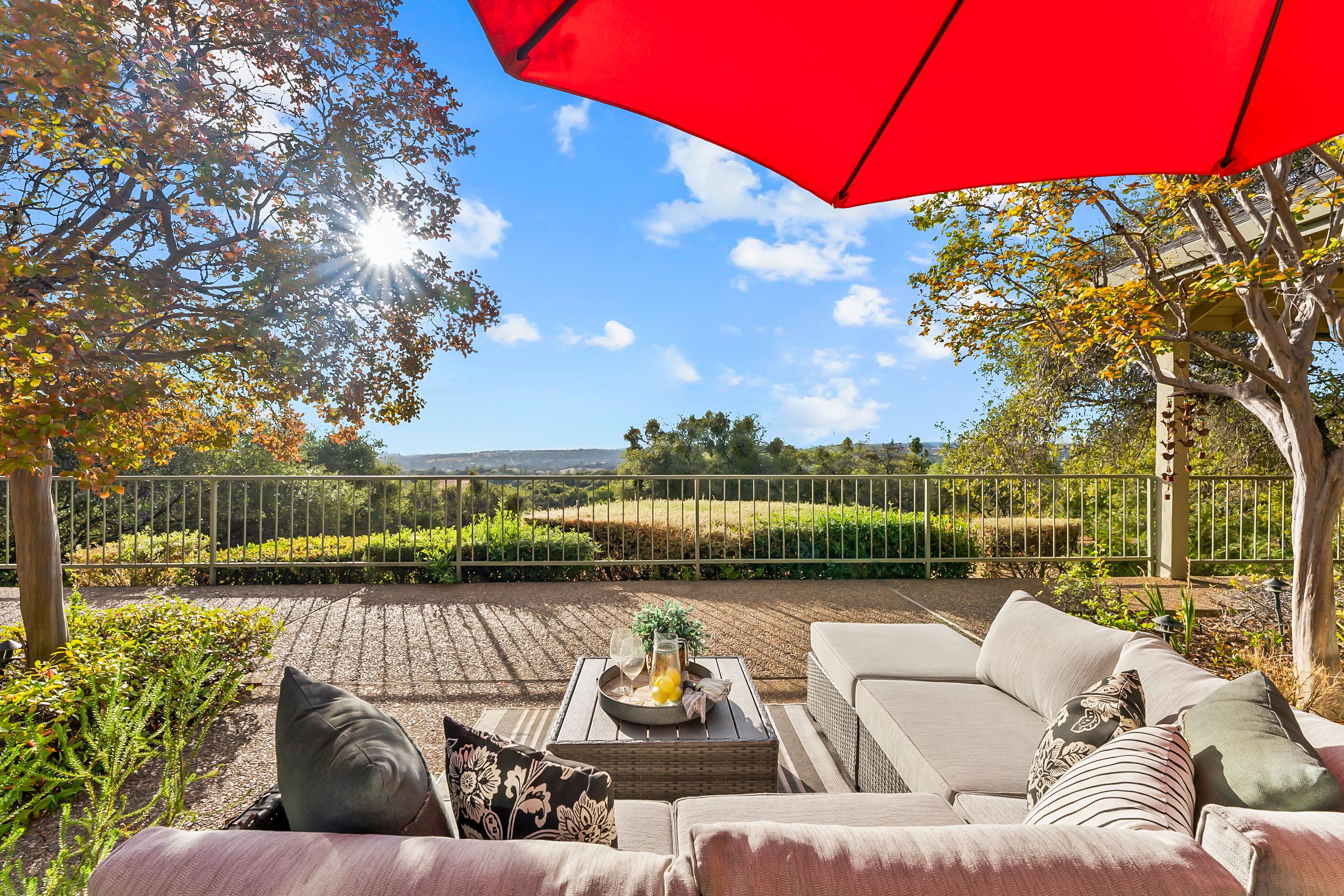  Sweeping Views. Gated Privacy. Minutes from Town - 物件實景