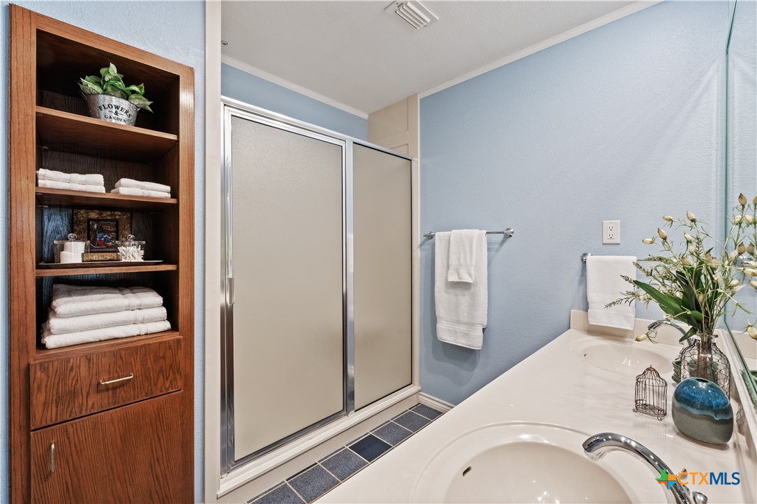 Belton, Texas, 76513, United States, 4 Bedrooms Bedrooms, ,4 BathroomsBathrooms,Residential,For Sale,1989055