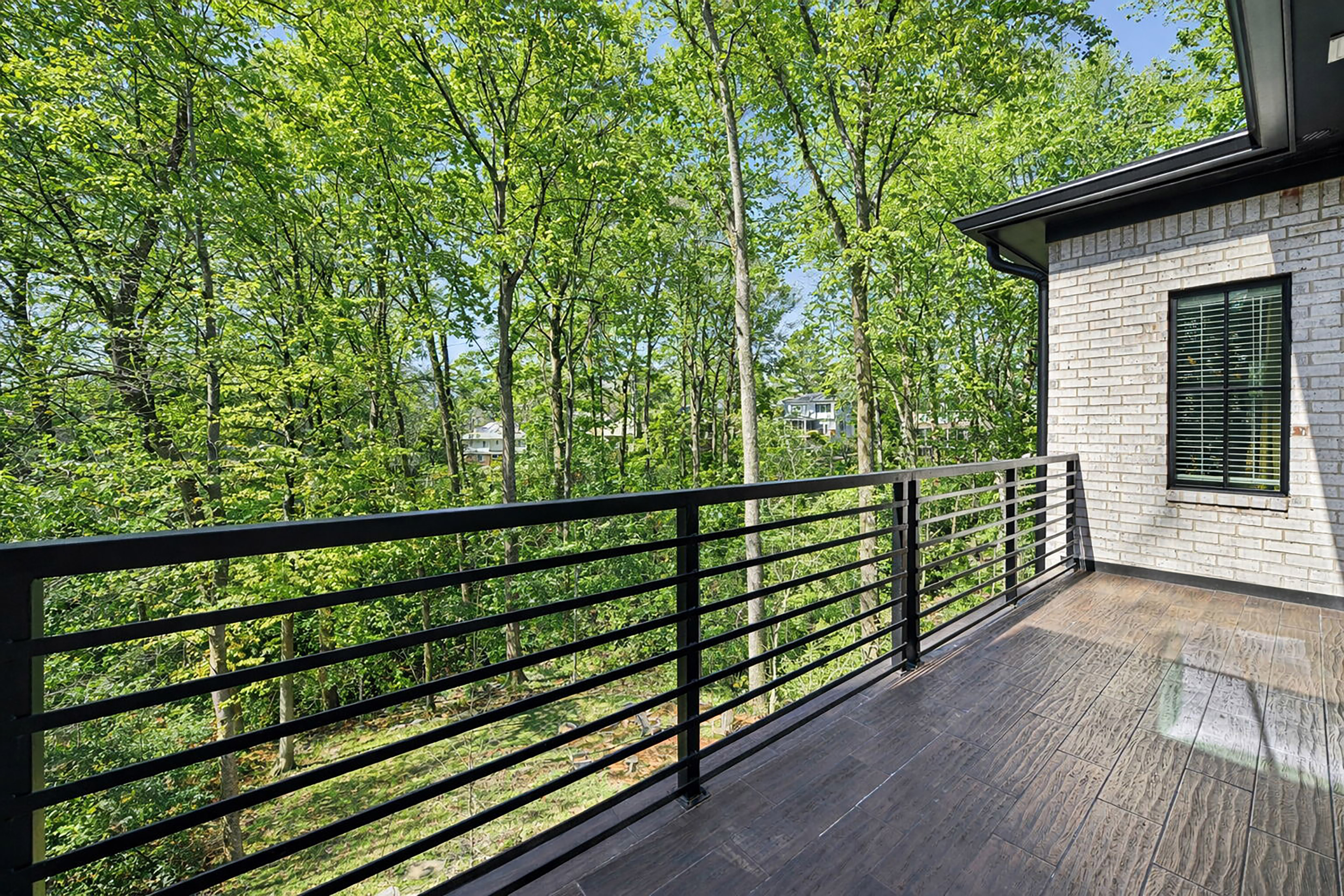  Striking Three Story Custom-built Home Redefines Modern Luxury - 物件實景
