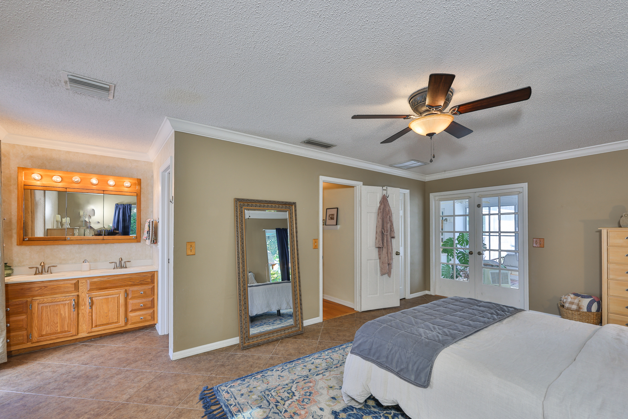 Tampa, Florida, 33613, United States, 3 Bedrooms Bedrooms, ,2 BathroomsBathrooms,Residential,For Sale,1981036