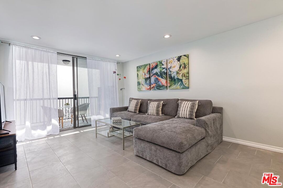 West Hollywood, California, 90069, United States, 1 Bedroom Bedrooms, ,1 BathroomBathrooms,Residential,For Sale,1939893
