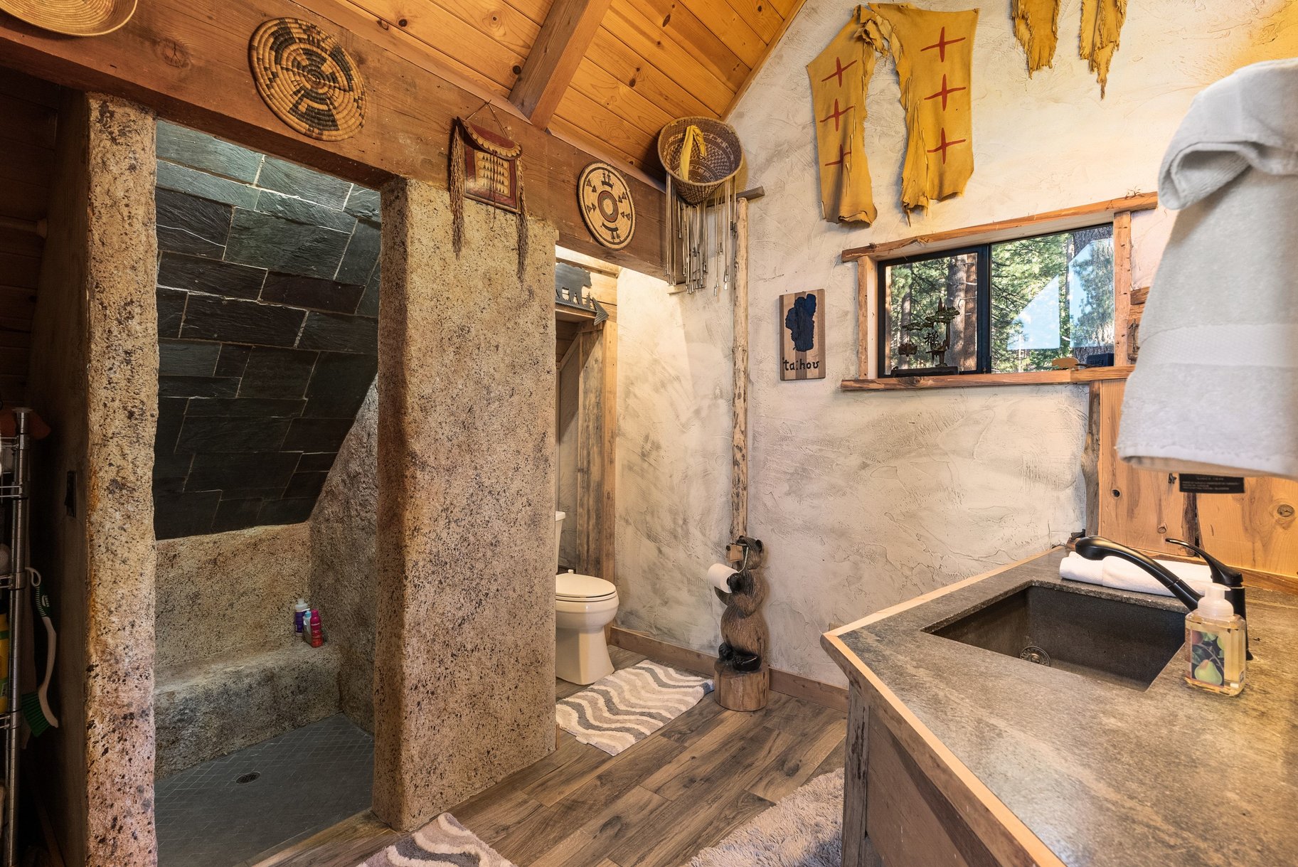  Turnkey Tahoe Retreat Backing to National Forest  Fully Remodeled & Furnish - 物件實景