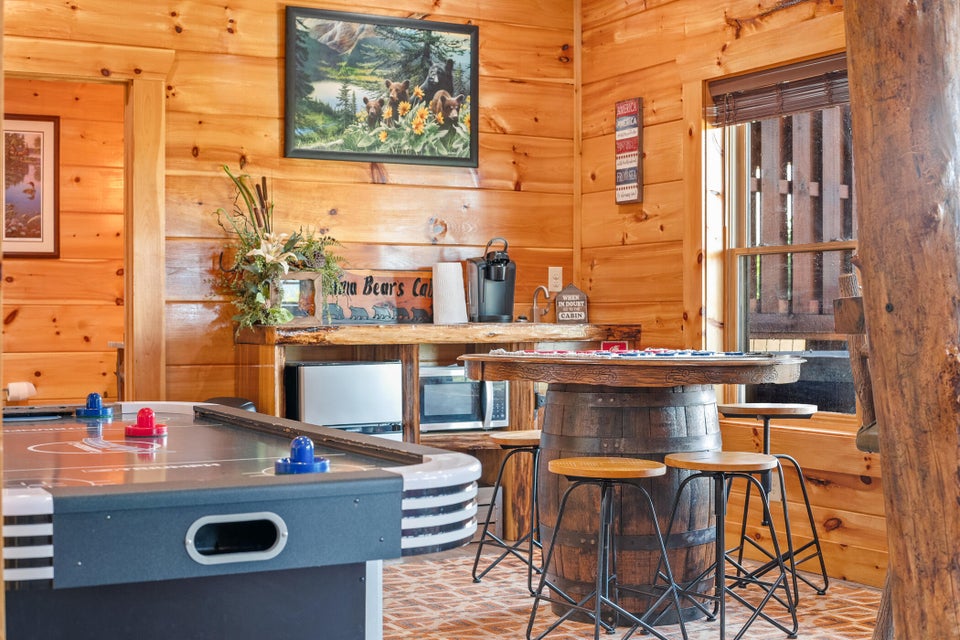 Sevierville, Tennessee, 37876, United States, 4 Bedrooms Bedrooms, ,6 BathroomsBathrooms,Residential,For Sale,1976346