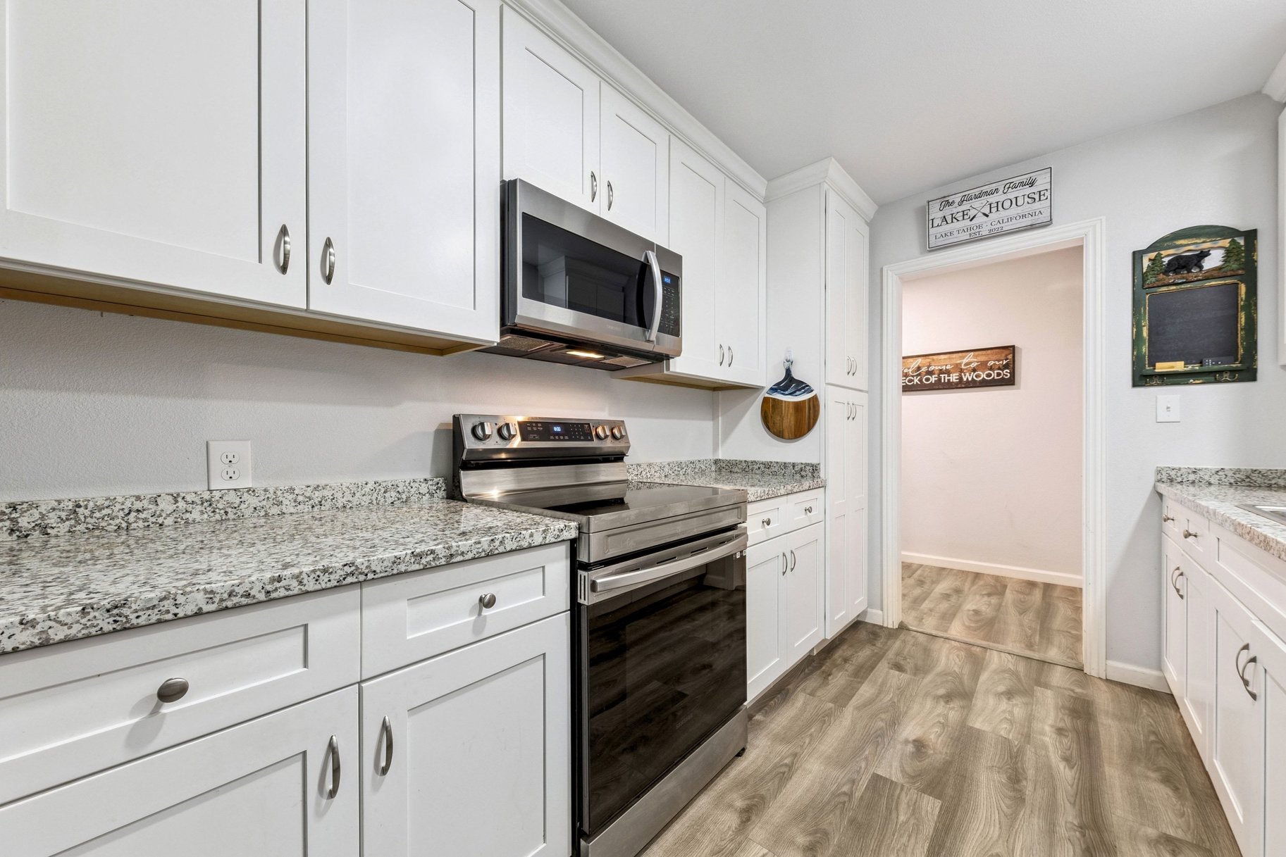  Move-In Ready 4 Bedroom Beauty  2022 Remodel  Fenced Yard, Forest Setting - 物件實景