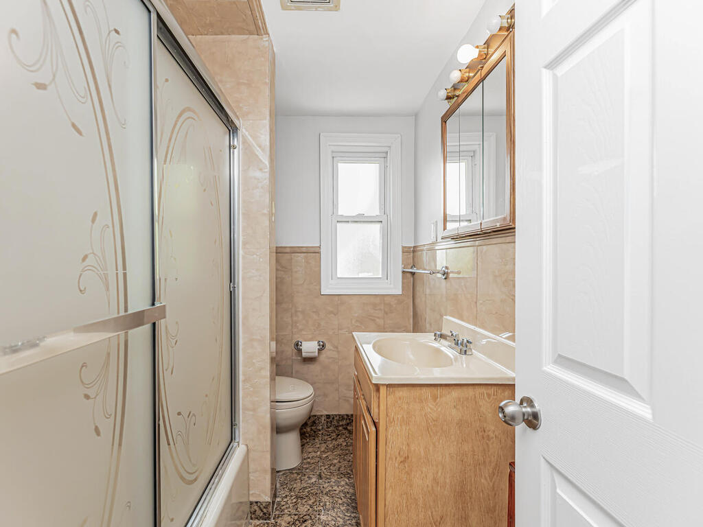 Yonkers, New York, 10710, United States, 5 Bedrooms Bedrooms, ,3 BathroomsBathrooms,Residential,For Sale,1983981