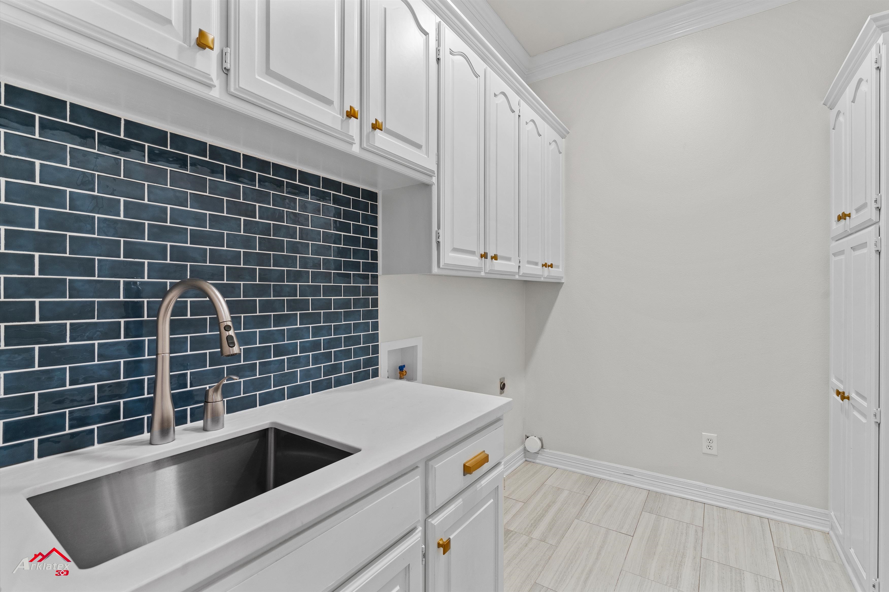 Henderson, Texas, 75703, United States, 5 Bedrooms Bedrooms, ,4 BathroomsBathrooms,Residential,For Sale,1934371