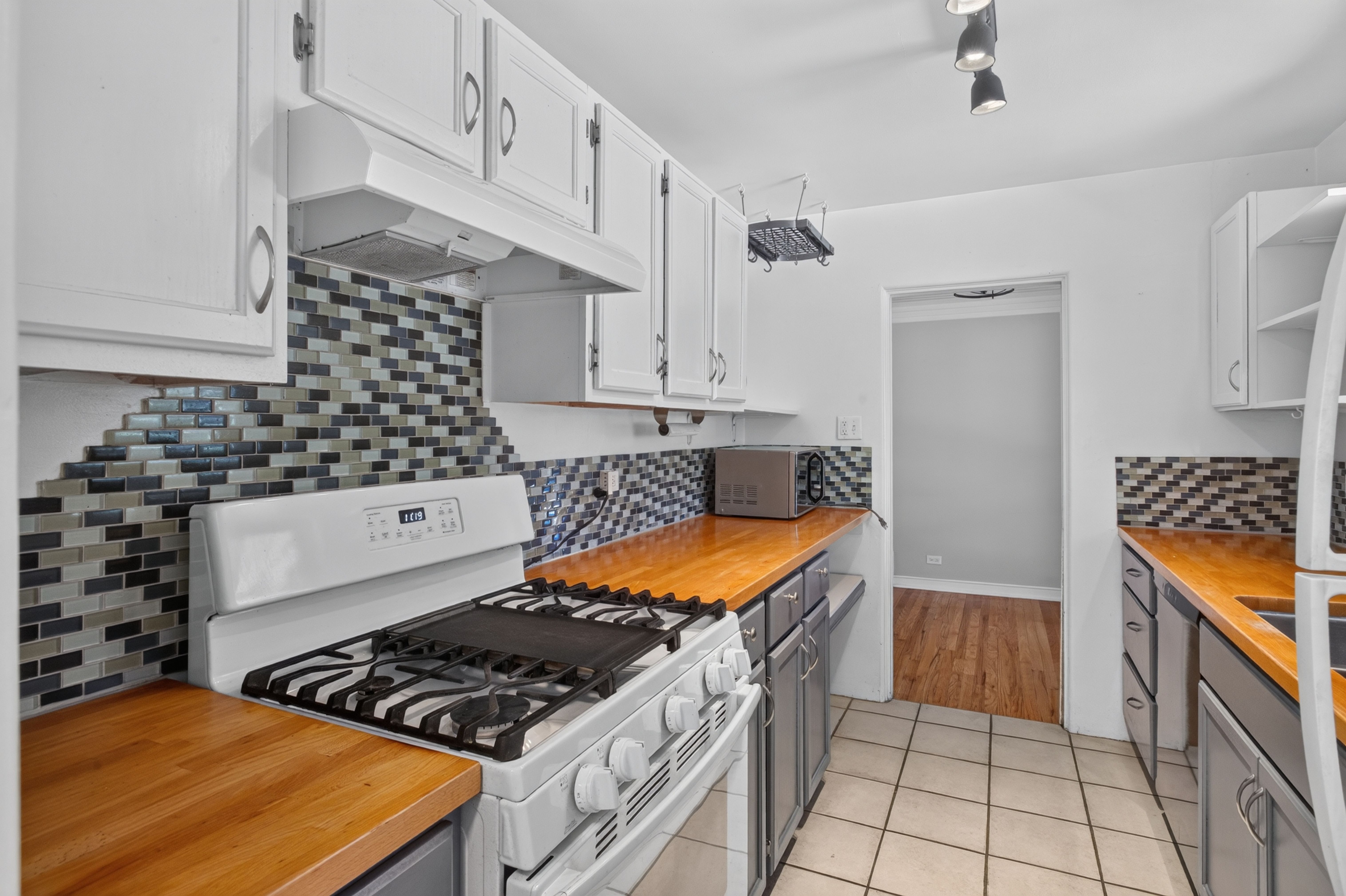  Charming Mayfair Home with Private Backyard Patio & Tree-Lined Charm - 物件實景