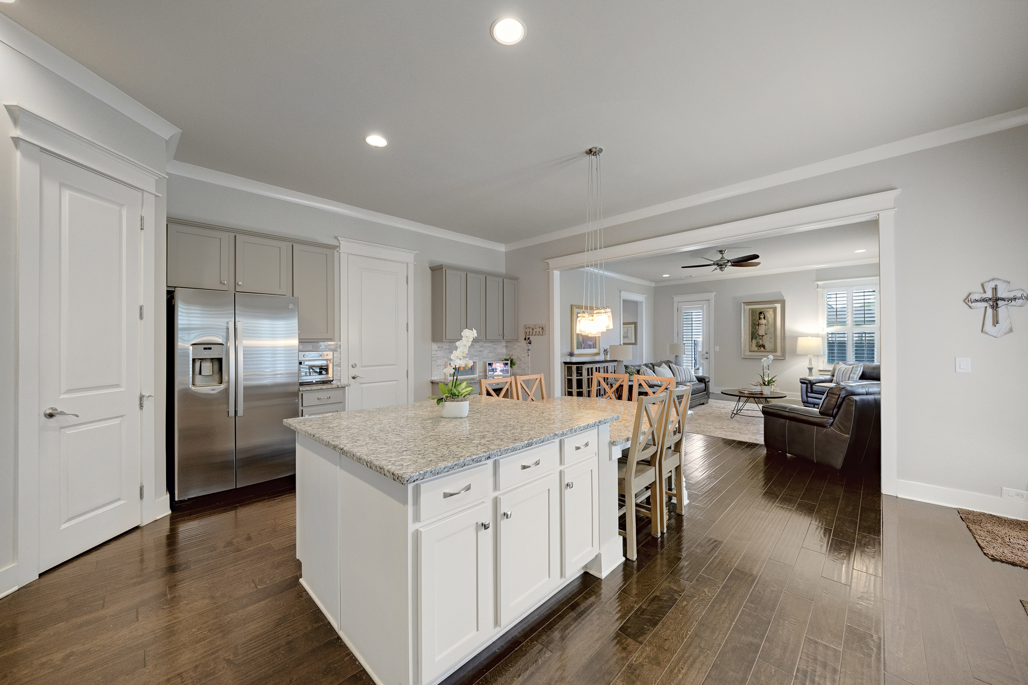  Cul-de-sac Home Combines Refined Modern Living and Everyday Comfort - 物件實景