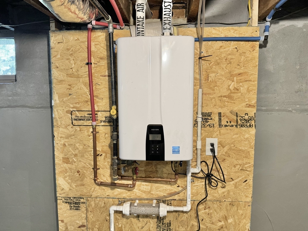 Groveland, Massachusetts, 01834, United States, 4 Bedrooms Bedrooms, ,4 BathroomsBathrooms,Residential,For Sale,1989595