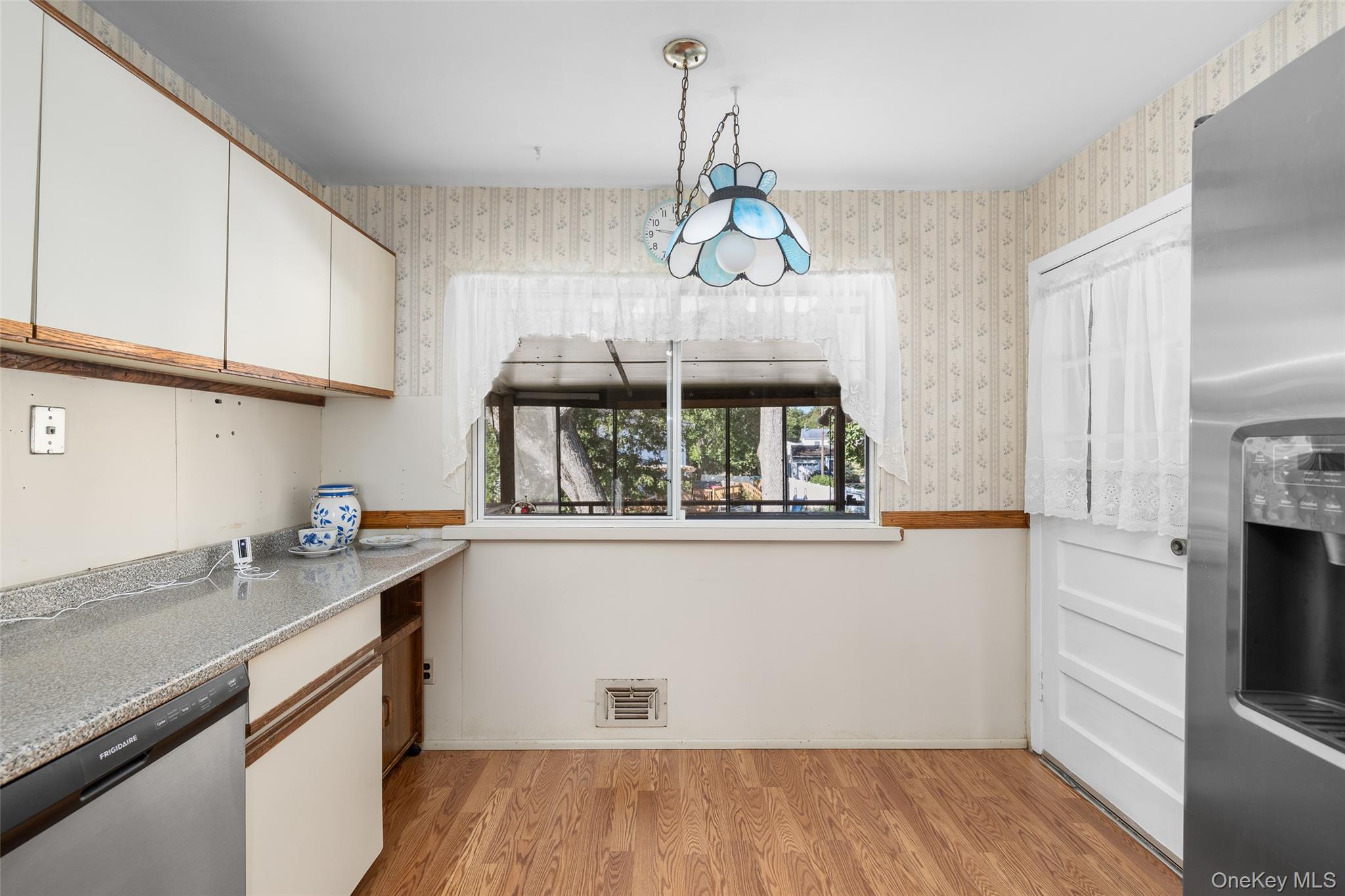 Deer Park, New York, 11729, United States, 5 Bedrooms Bedrooms, ,3 BathroomsBathrooms,Residential,For Sale,1938283