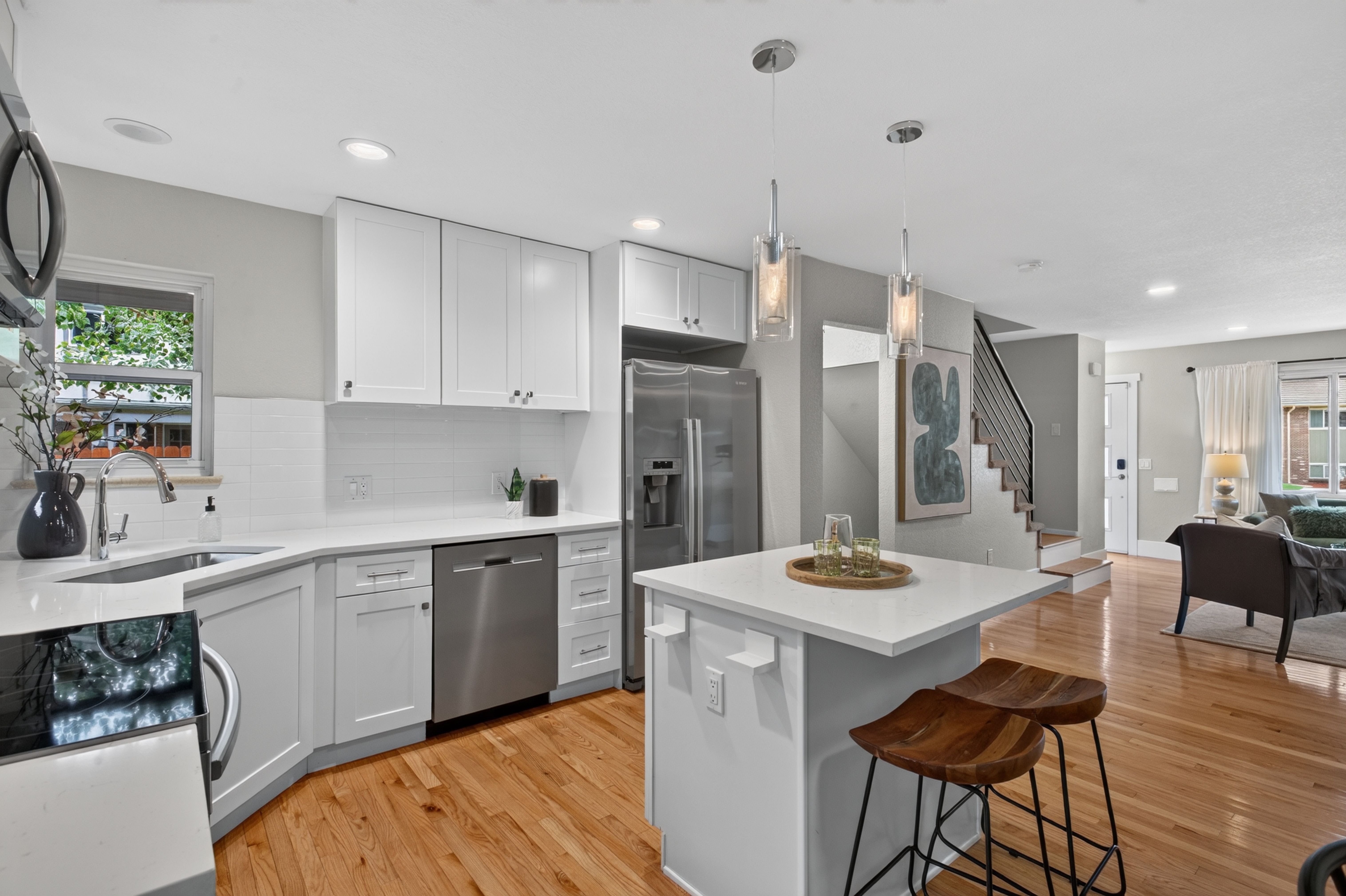  Updated, move-in ready home offers a bright, inviting floor plan - 物件實景