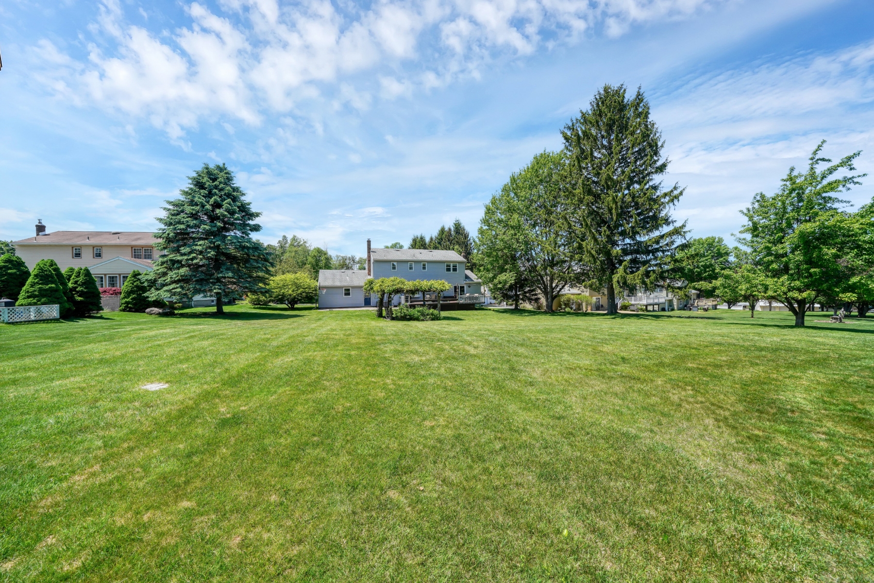  Neighborhood Colonial with Park Like Backyard - 物件實景