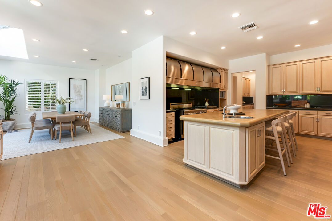 Beverly Hills, California, 90210, United States, 6 Bedrooms Bedrooms, ,8 BathroomsBathrooms,Residential,For Sale,1926509