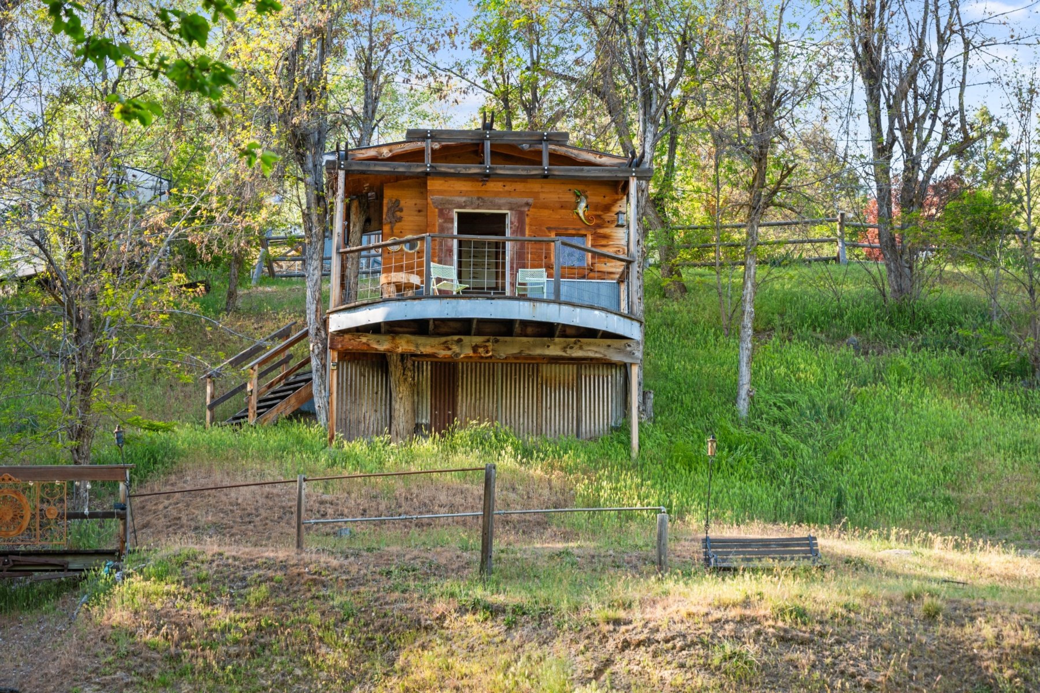  Opportunity to Subdivide - Build Homes With a City & Foothills View - 物件實景