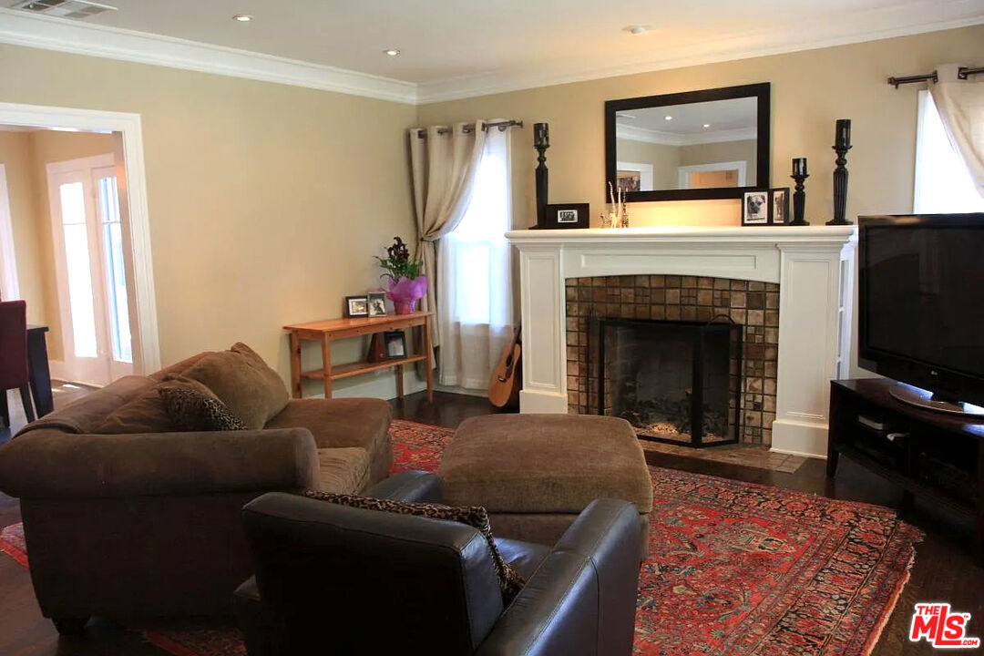 Los Angeles, California, 90004, United States, 3 Bedrooms Bedrooms, ,2 BathroomsBathrooms,Residential,For Sale,1987730