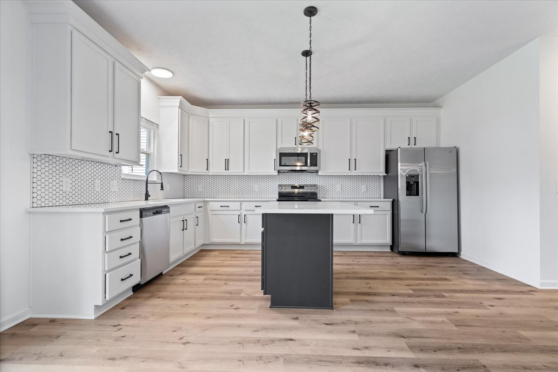  Completely Remodeled Four Bedroom Home on Oversized Lot - 物件實景