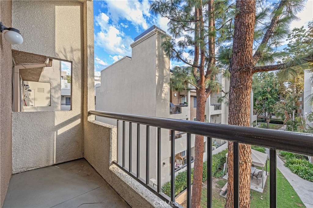 Woodland Hills, California, 91367, United States, 2 Bedrooms Bedrooms, ,2 BathroomsBathrooms,Residential,For Sale,1966516