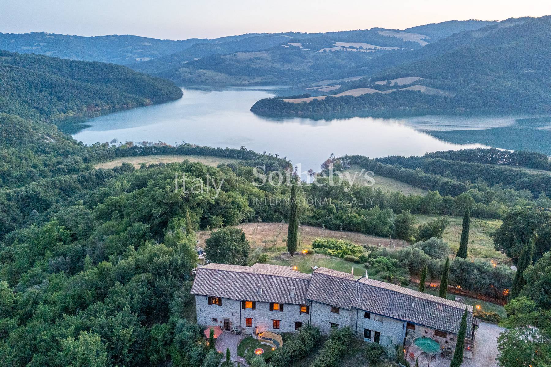  Stunning lake view historic renovated farmhouse with pool - 物件實景