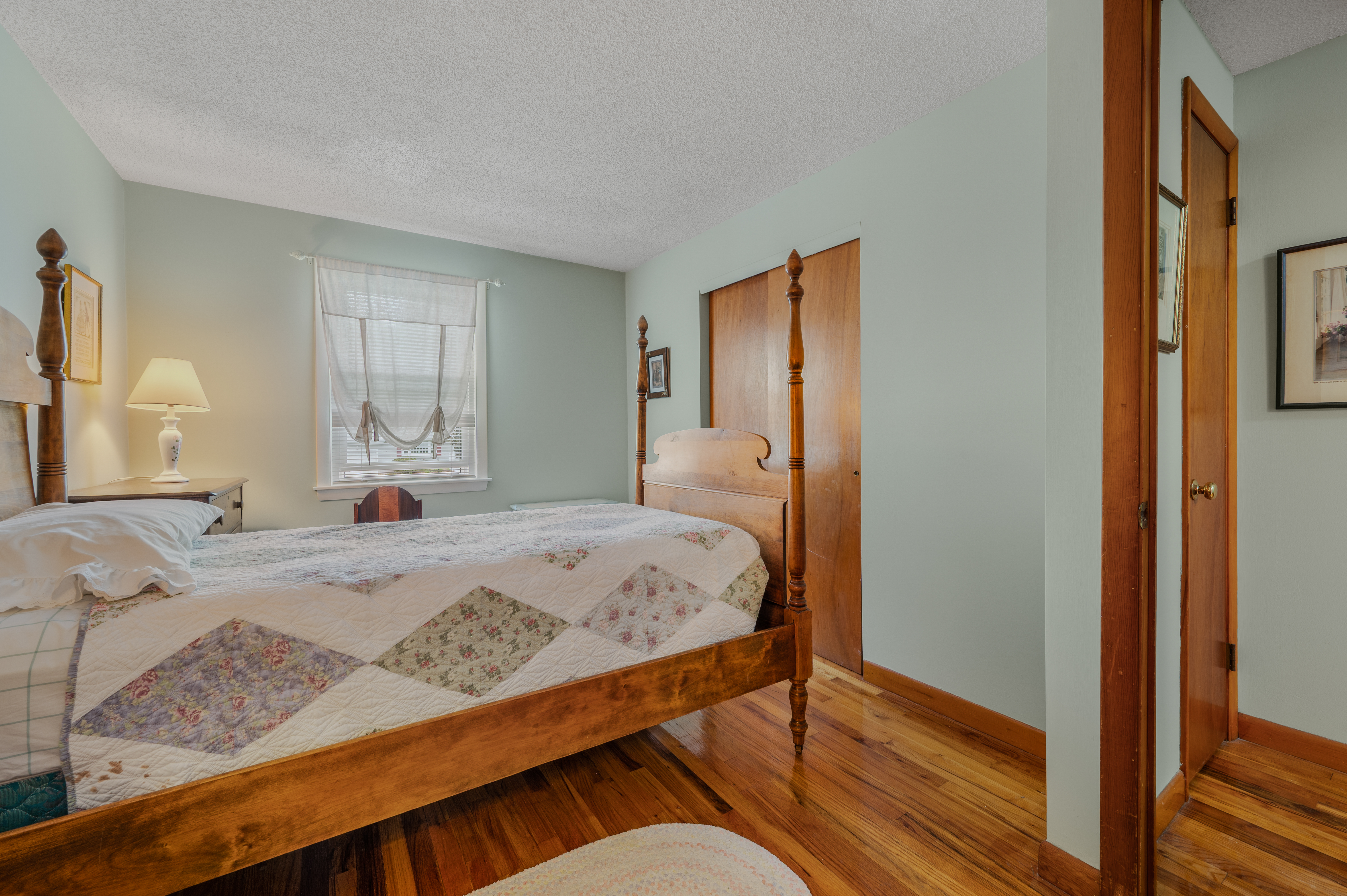  Discover easy coastal living in this sun-drenched Niantic townhouse. - 物件實景