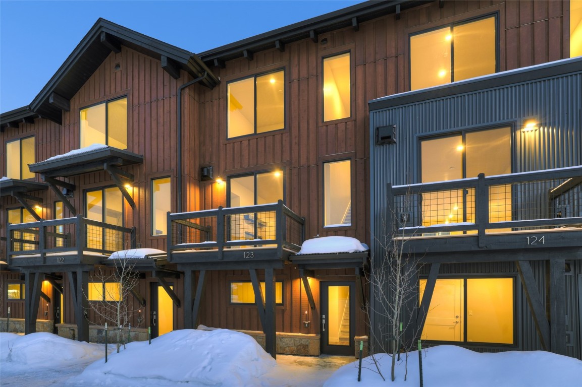 Silverthorne, Colorado, 80498, United States, 2 Bedrooms Bedrooms, ,2 BathroomsBathrooms,Residential,For Sale,1989291